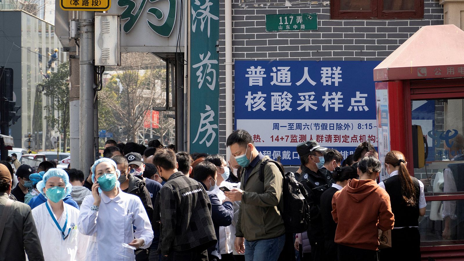 Ciudadanos de Shangai, en un centro de test de coronavirus.