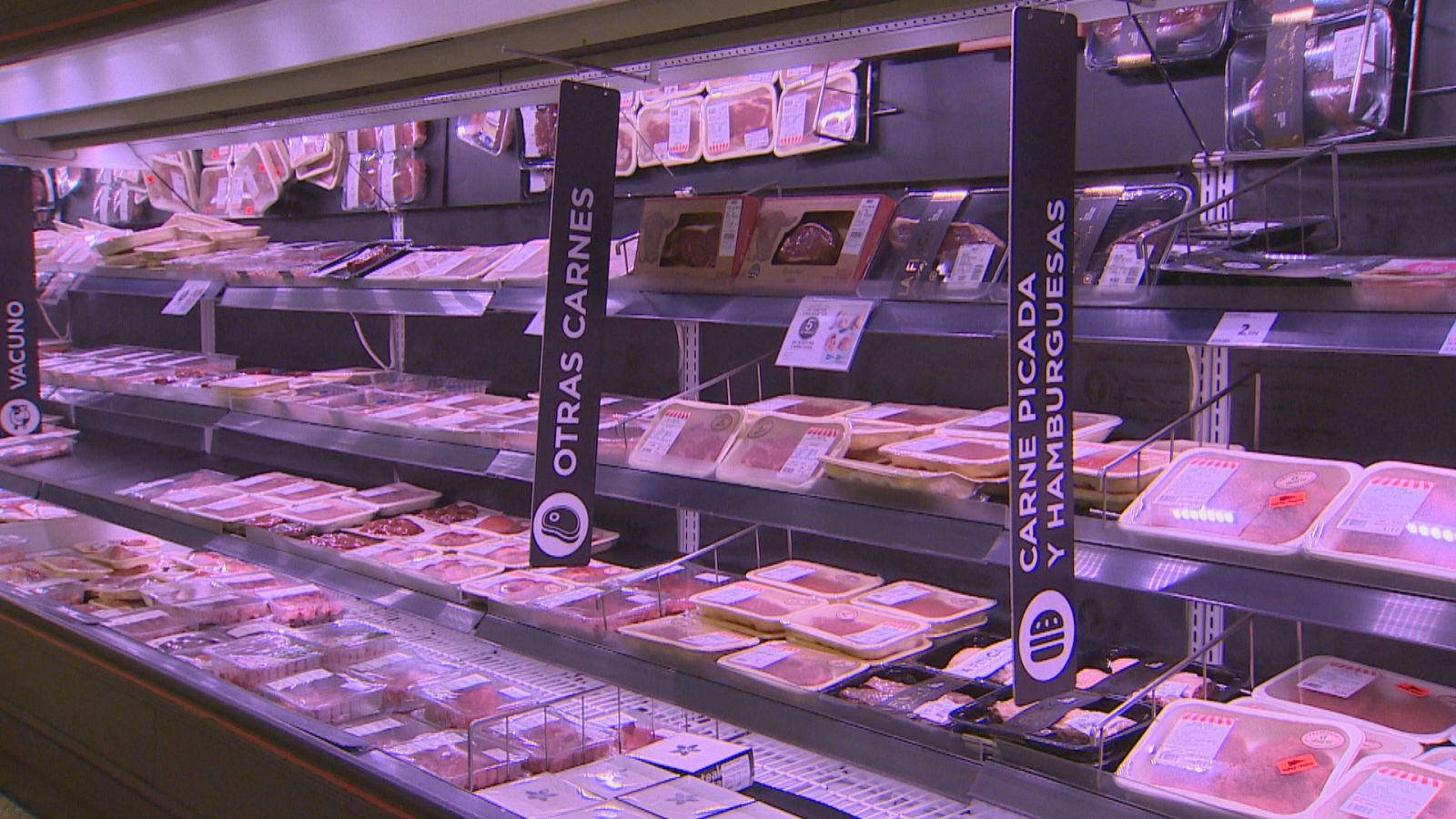 Les prestatgeries d'un supermercat de Palma, plenes de carn