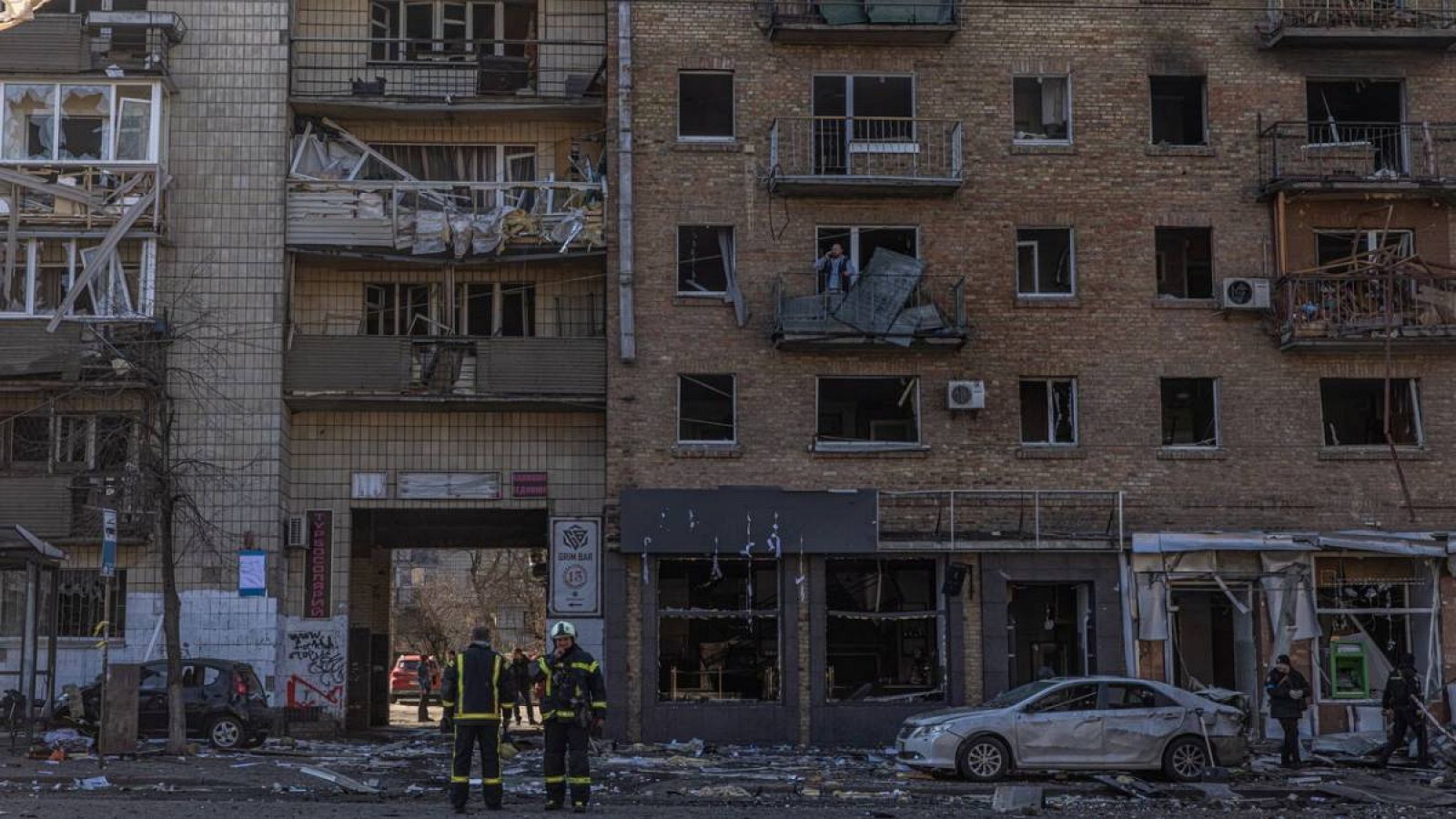 Los bomberos trabajan en la zona residencial donde cayeron los escombros de un misil ruso después de ser derribado, en Kiev, Ucrania.