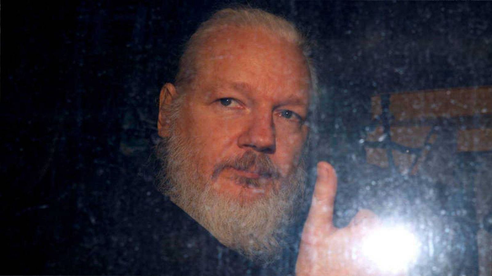 El fundador de WikiLeaks, Julian Assange, es trasladado tras su arresto.