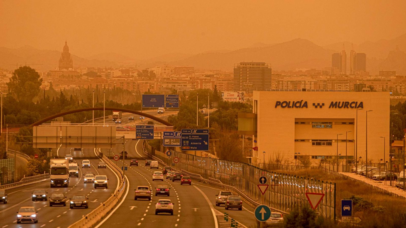 La calima tiñe el cielo de Murcia de naranja