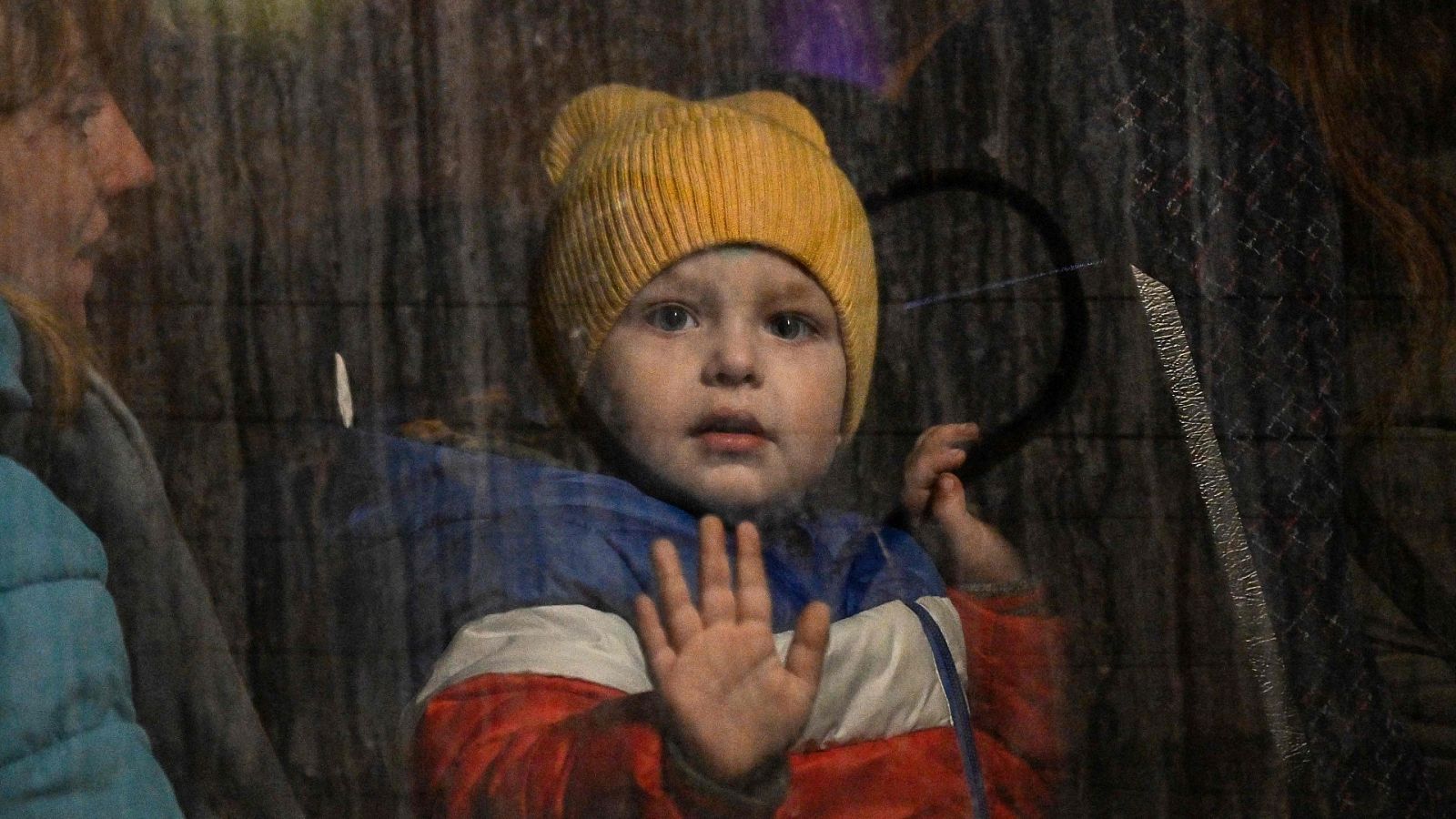 Un niño observa a través de la ventana de un autobús este lunes, tras cruzar la frontera de Ucrania con Polonia.