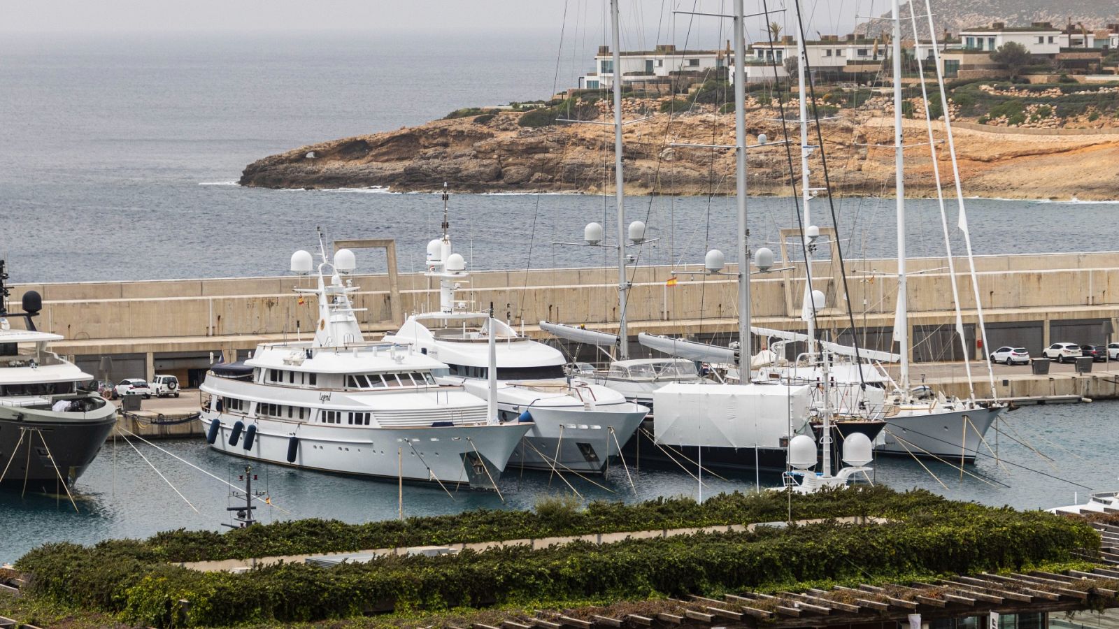 El yate "Lady Anastasia" (3d), retenido en Port Adriano (Mallorca) por las sanciones a Rusia