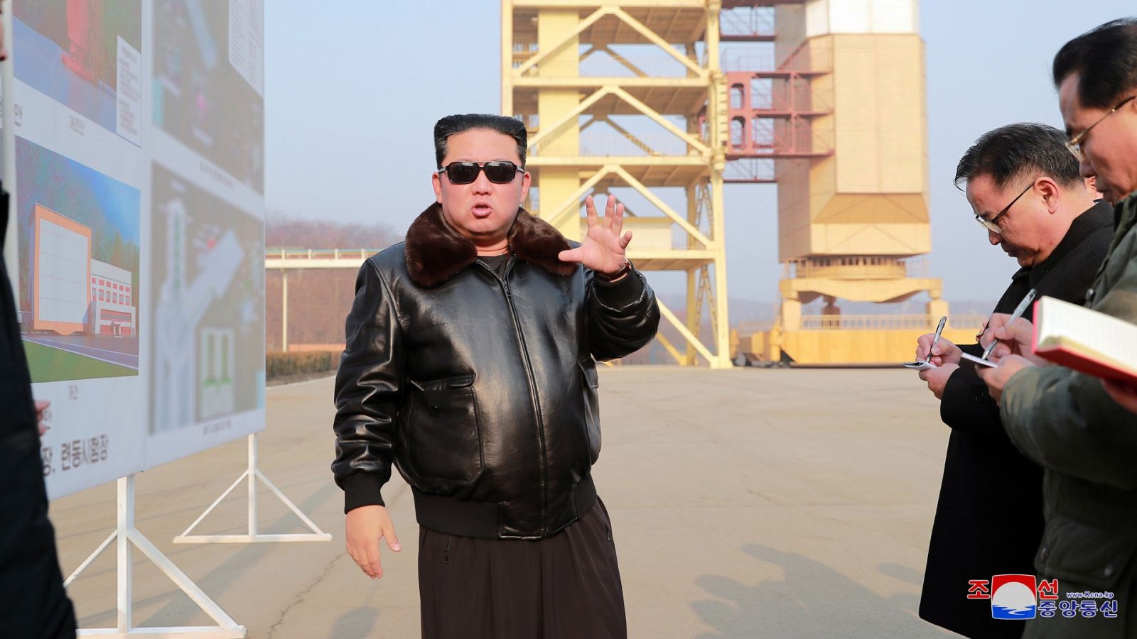 El líder norcoreano, Kim Jong-un, inspecciona el terreno de lanzamiento de satélites en Tongchang-ri, Pyongyang
