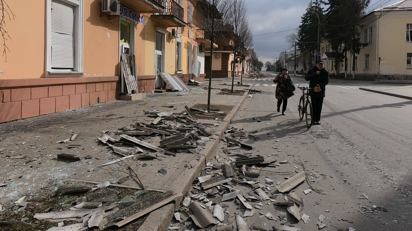 Civiles caminan por las calles destrozas de Chenígov, norte de Ucrania, tras los bombardeos rusos, el 9 de marzo de 2022