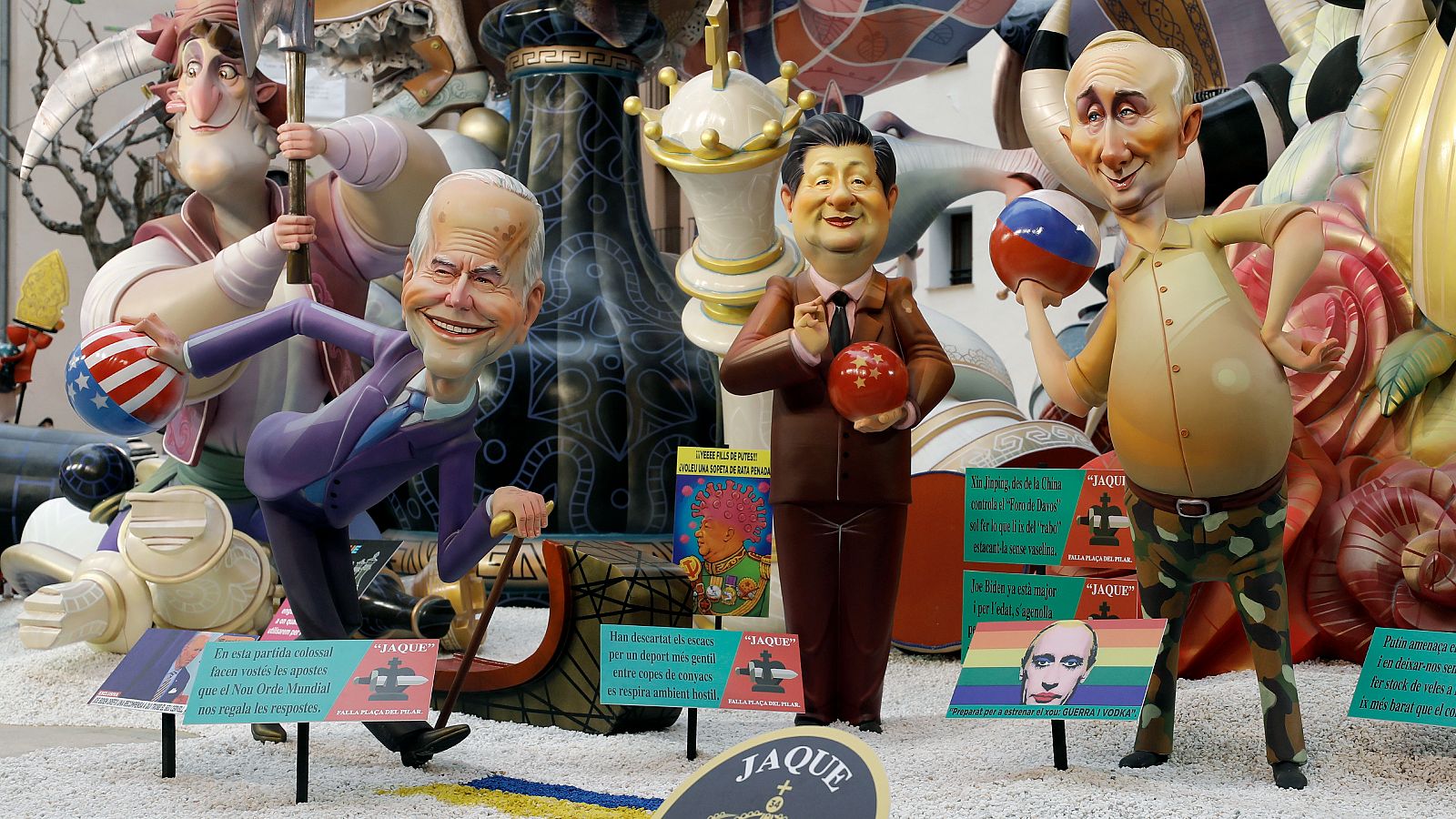 Vladimir Putin, junto a Joe Biden y Xi Jinping, en una escena del monumento de El Pilar