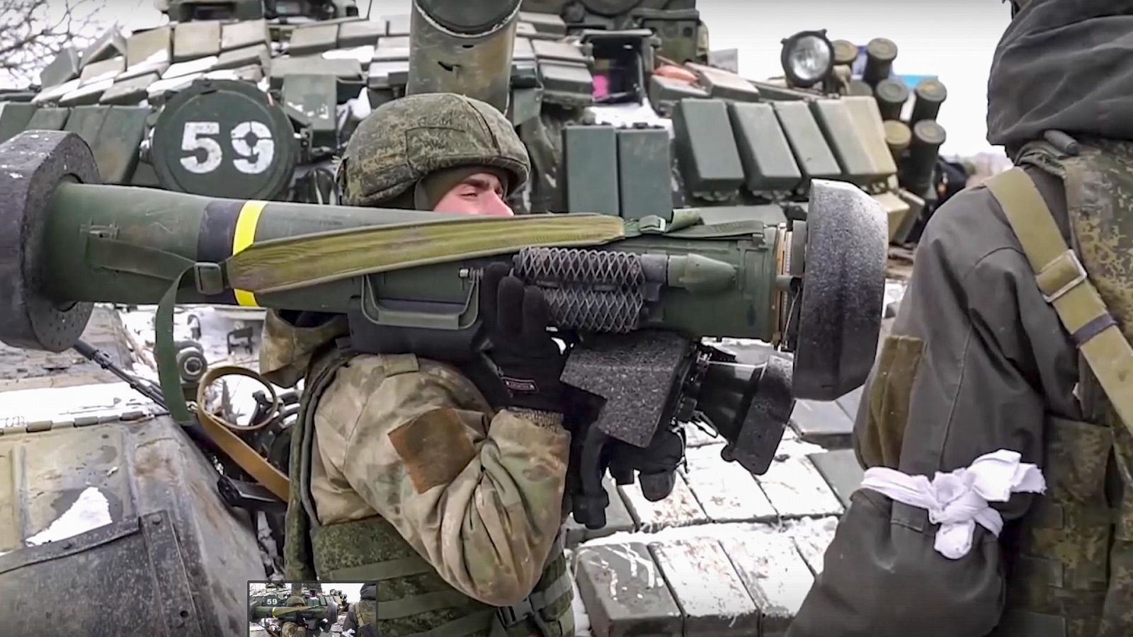 Militar ruso sostiene un arma antitanque abandonada por los militares ucranianos cuando dejaron la región de Donetsk
