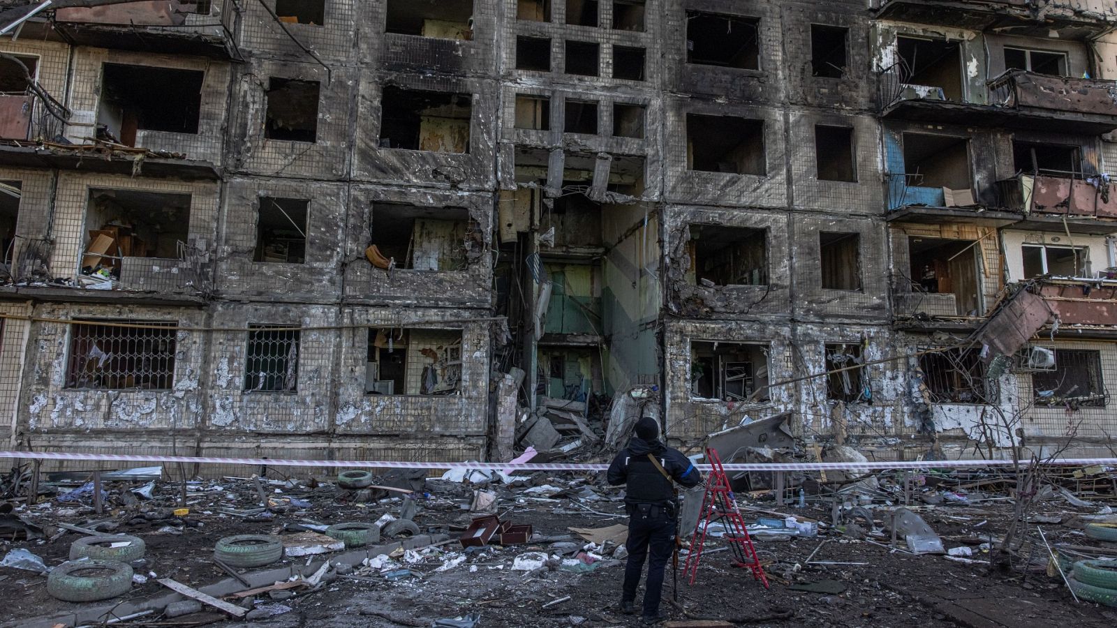 Imagen de un edificio residencial bombardeado en Kiev