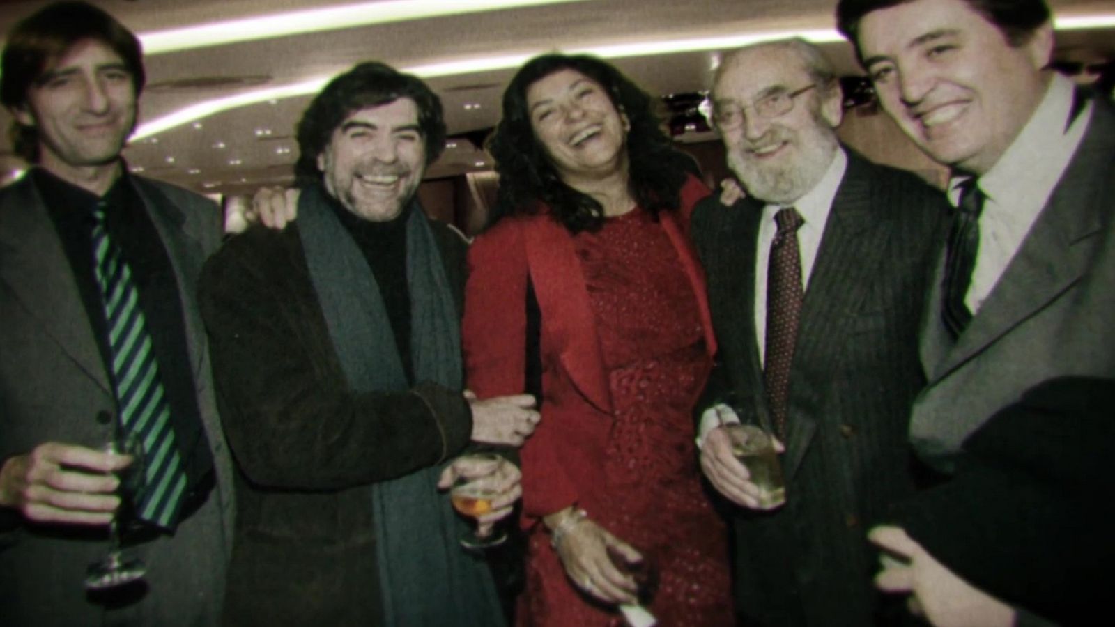 Luis García Montero y Almudena Grandes junto a sus amigos