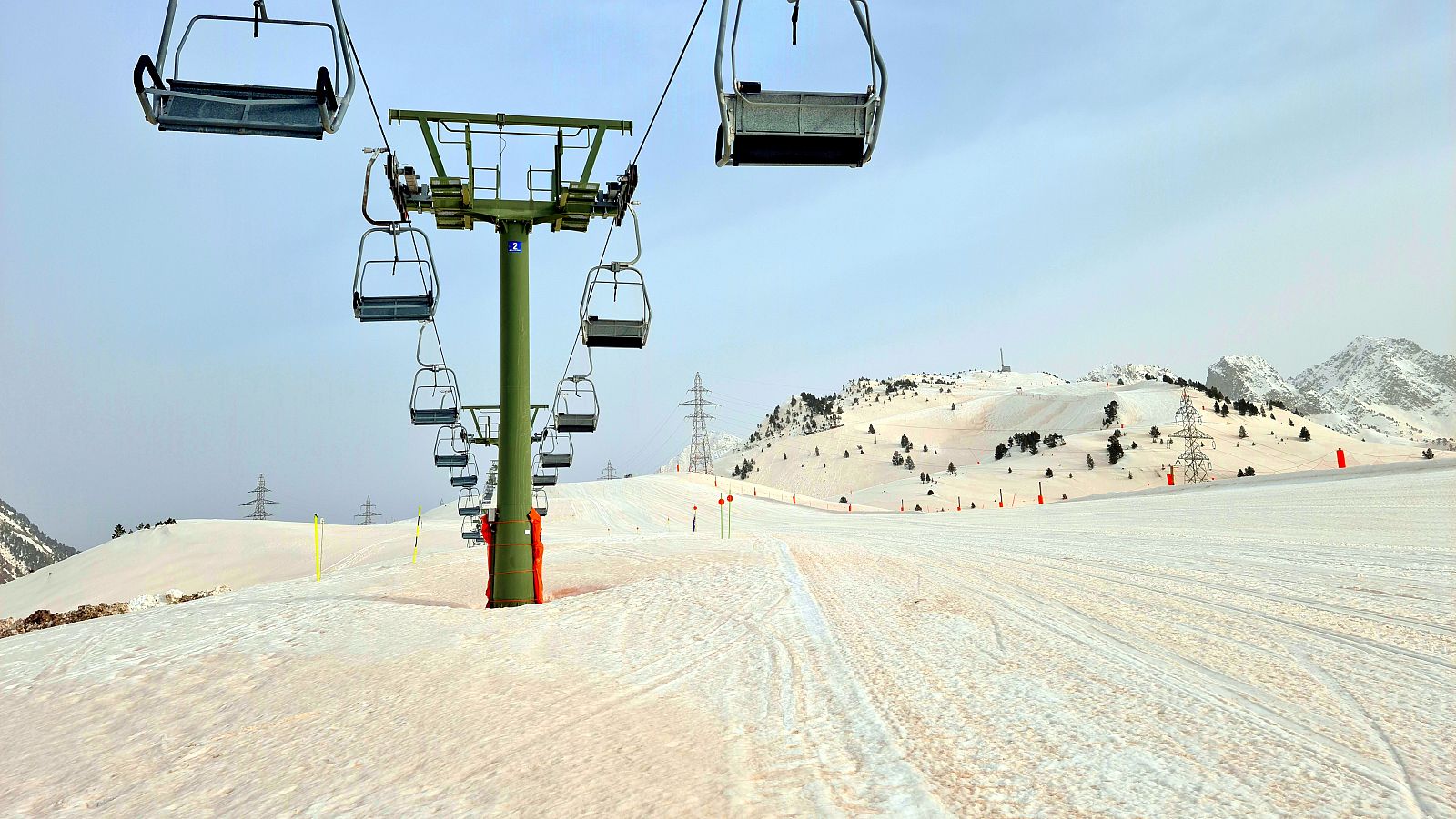 Pistes d'esquí de Baqueira Beret amb la neu tenyida de marró per la pols sahariana (ACN)