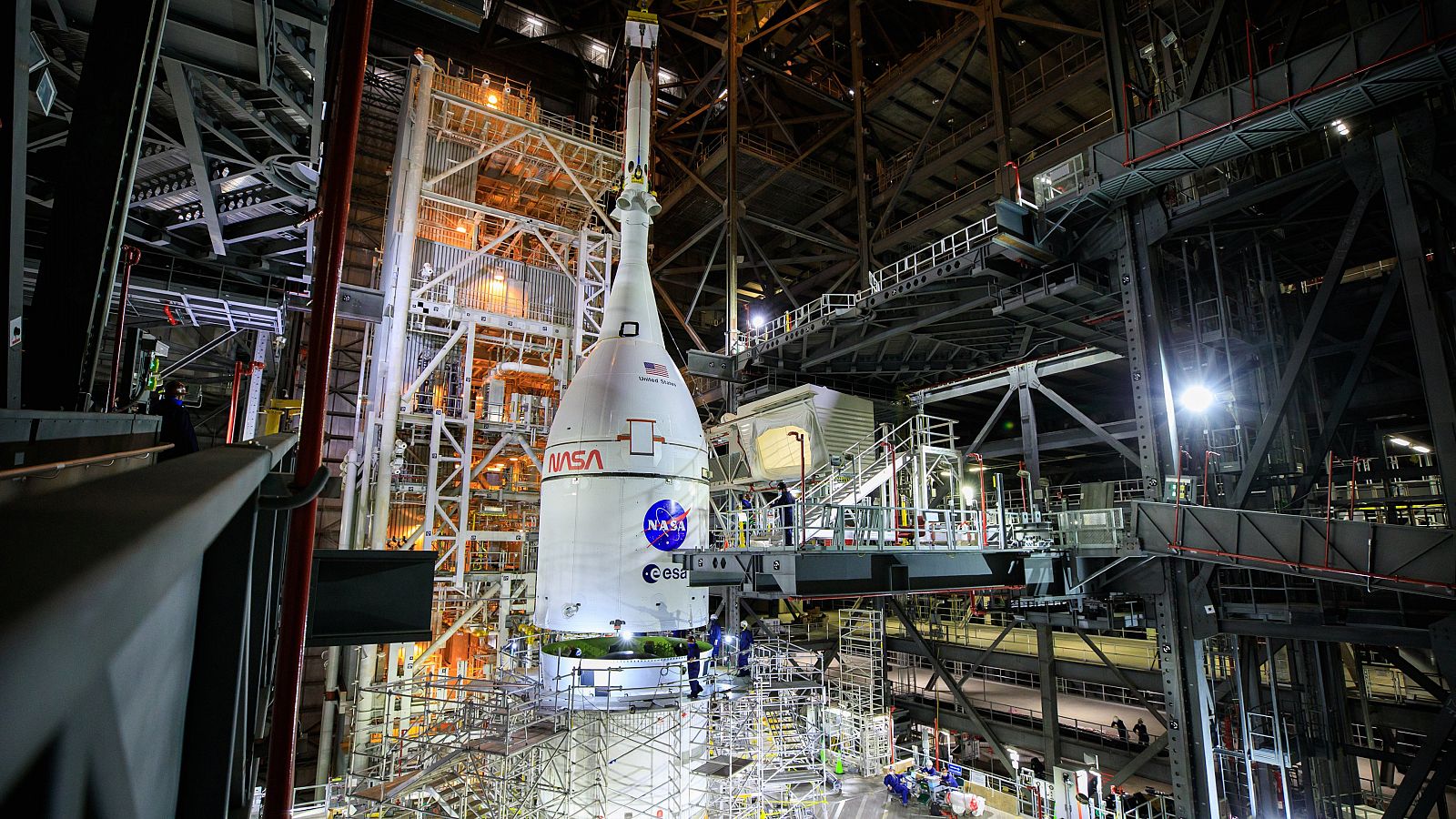 La nave espacial Orion, que participará en la misión Artemis I, completamente ensamblada.
