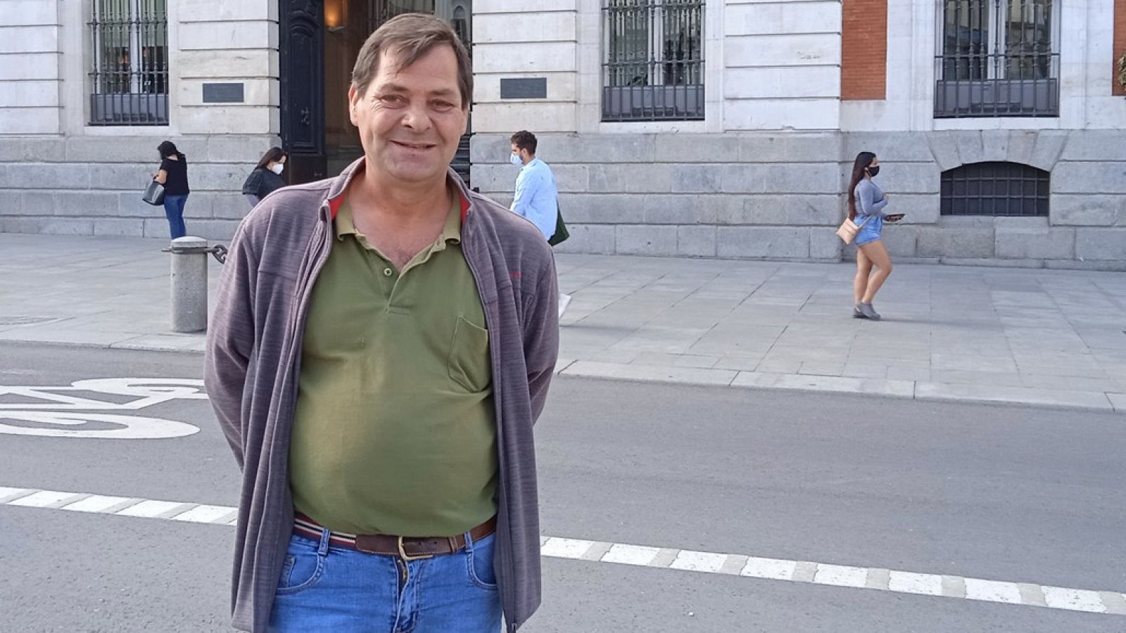 Abelardo Calvo posa sonriente en una céntrica calle de Madrid.
