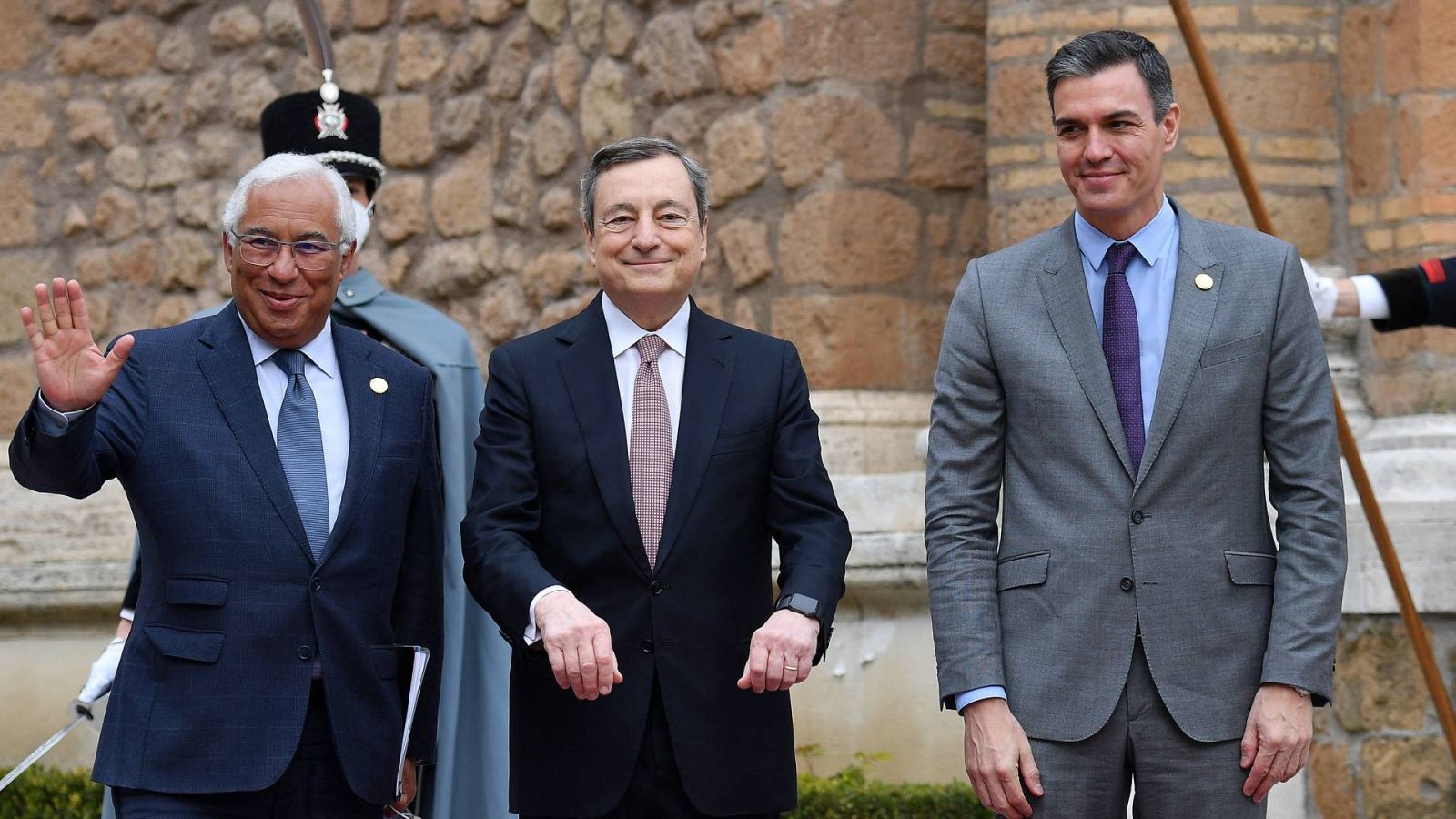 Costa, Draghi y Sánchez minutos antes de su reunión este viernes en Roma