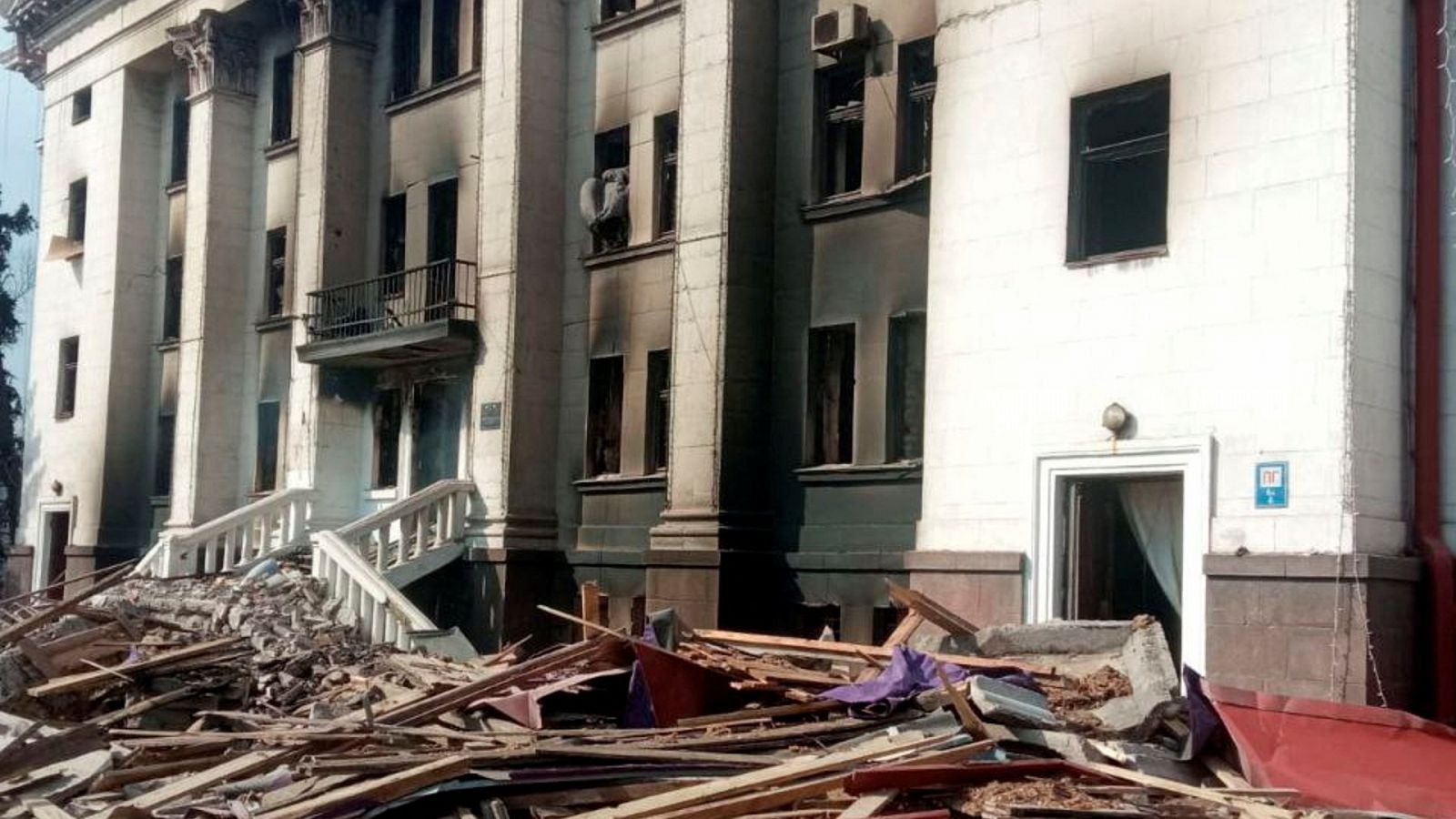 El Teatro Drama de Mariúpol, tras el bombardeo del pasado miércoles. Foto: Azov / via REUTERS