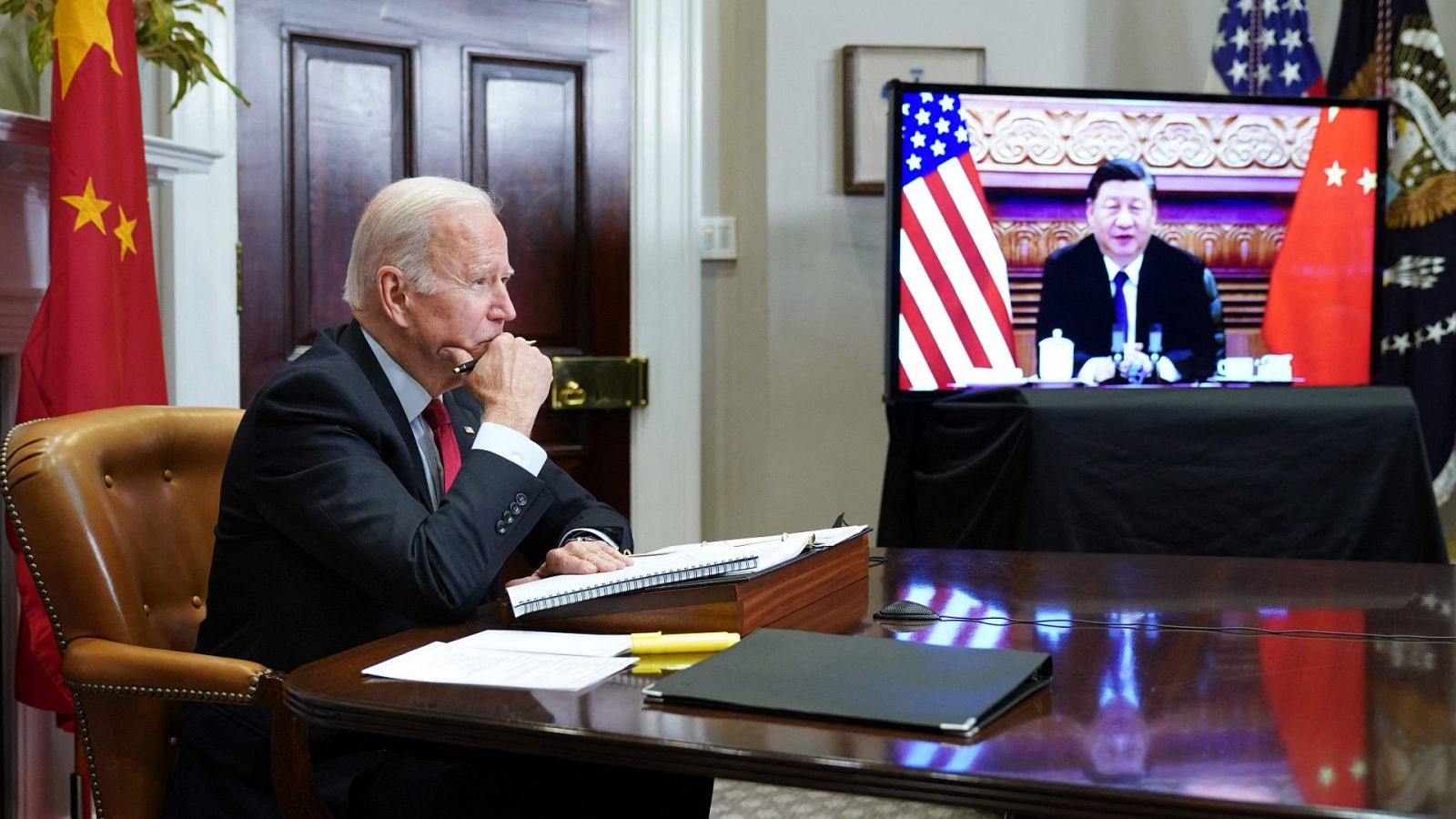 El presidente de Estados Unidos, Joe Biden, durante una videollamada con su homólogo chino, Xi Jinping, en noviembre de 2021
