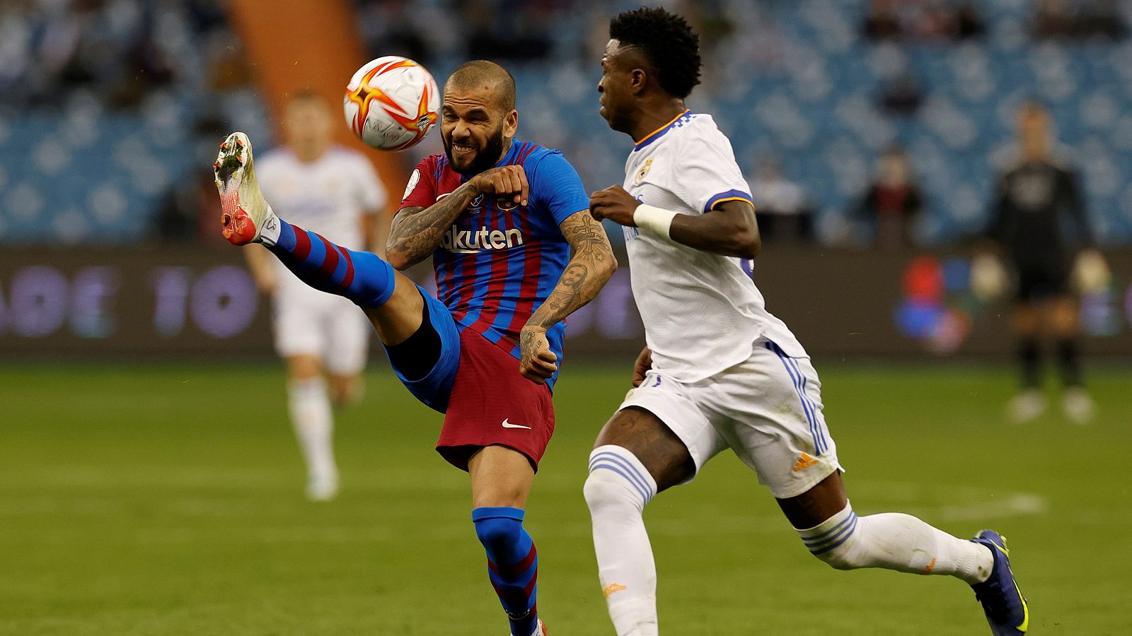 El delantero brasileño del Real Madrid, Vinicius Jr. disputa el balón con su compatriota, el defensa del FC Barcelona, Dani Alves.
