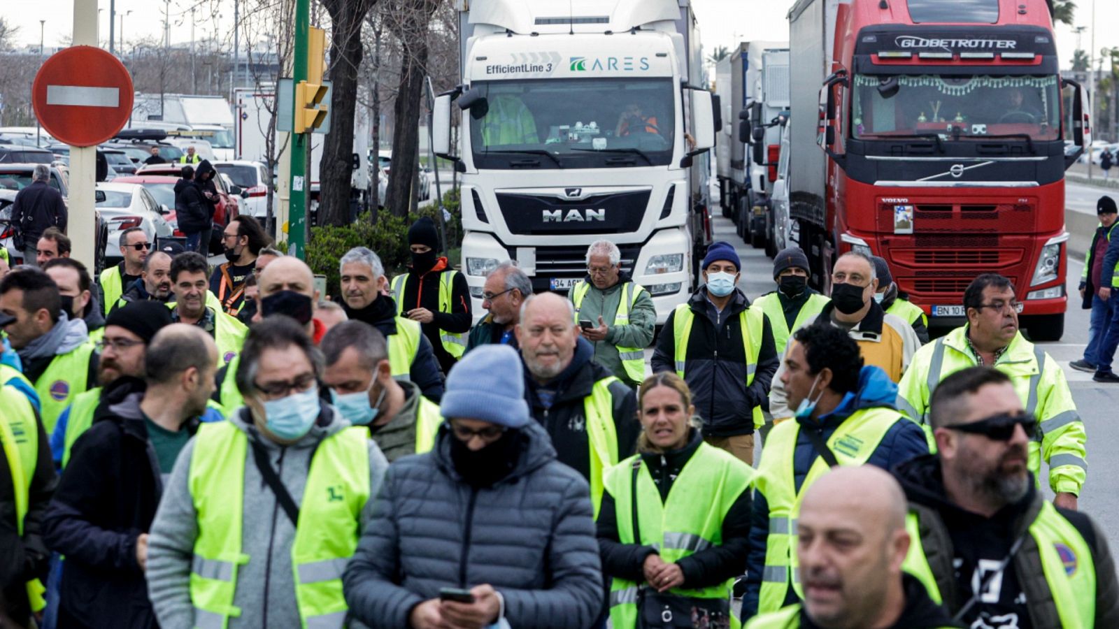 Camioneros en una marcha lenta por Baix Llobregat (Barcelona), durante la quinta jornada de huelga de transporte en protesta por el alto precio de los combustibles.