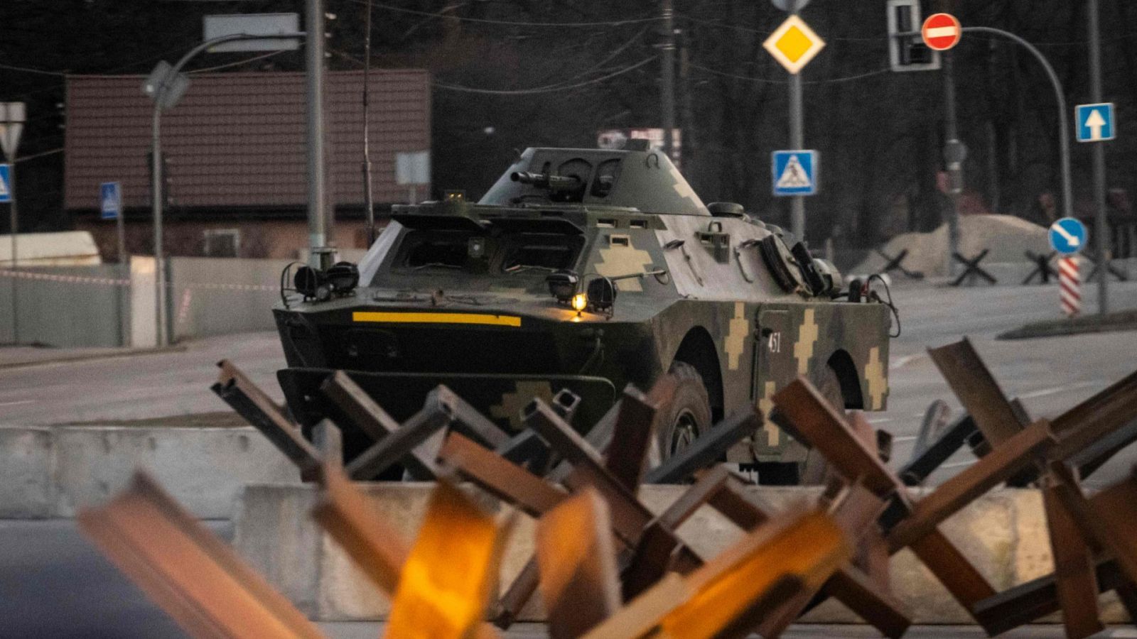 Un tanque en uno de los controles instalados en las calles de Kiev