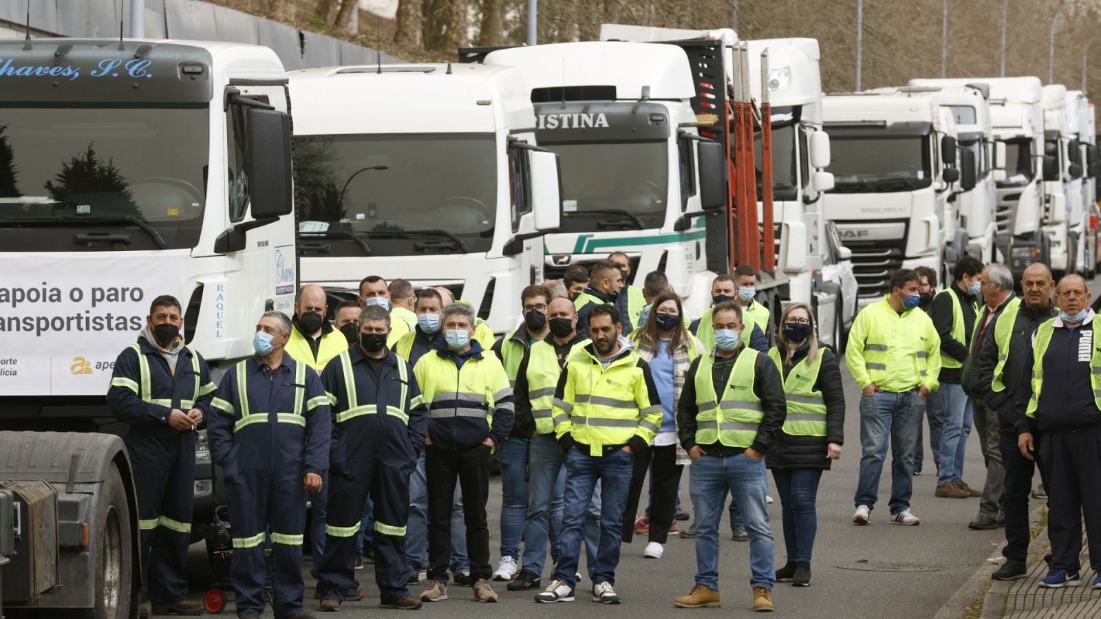 Un grupo de transportistas en el polígono industrial de Costa Vella en Santiago de Compostela