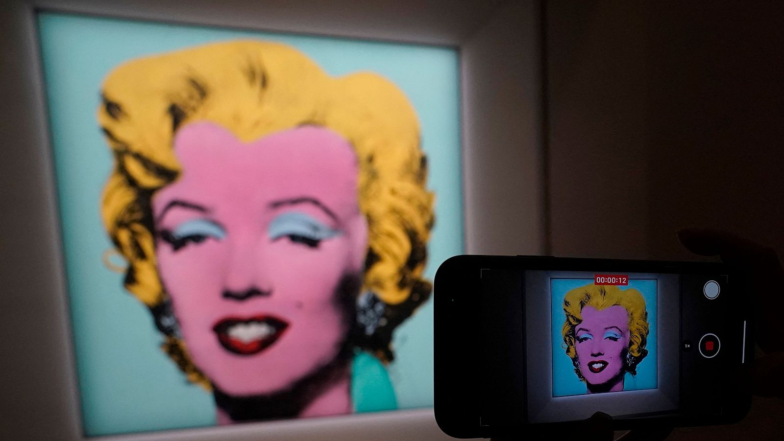 "Shot Sage Blue Marilyn" , de Andy Warhol, durante la presentación de la subasta en la sede de Nueva York de Christie's.