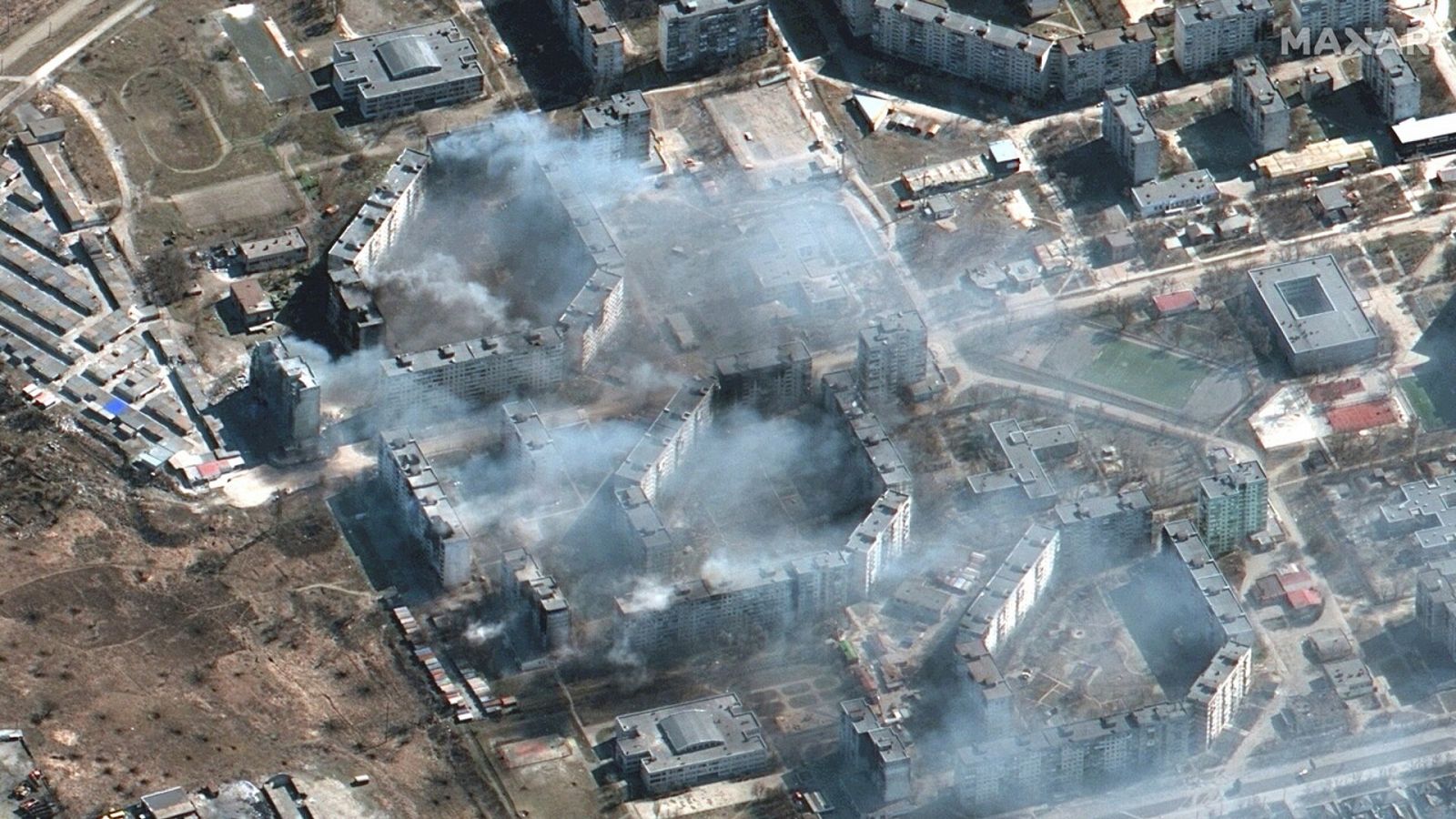 Imagen de edificios de viviendas ardiendo en Mariúpol, Ucrania. Maxar Technologies, vía Reuters