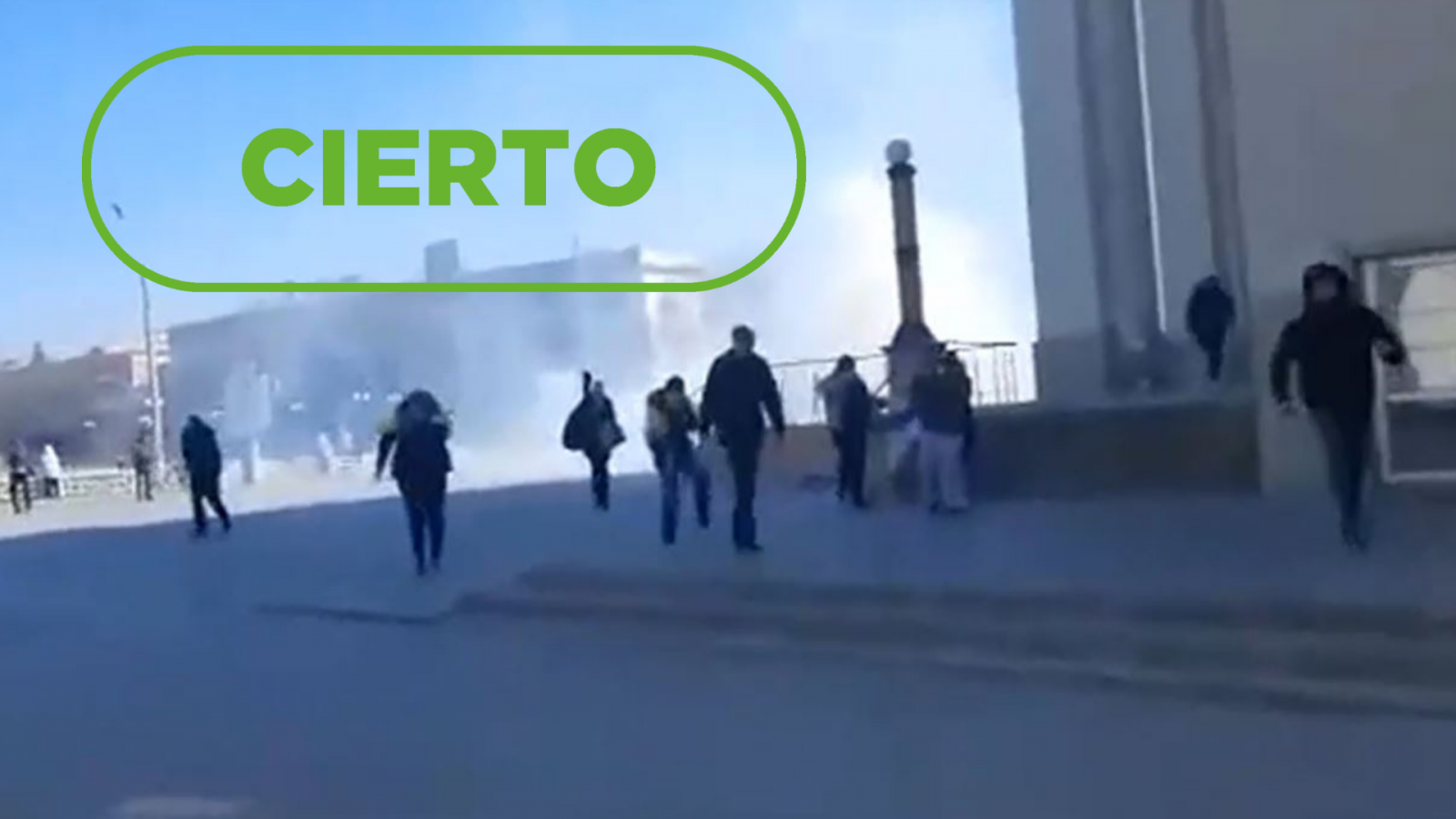 Imagen que muestra a personas corriendo tras el tiroteo en una protesta anti rusa en Jersón, con el sello de Cierto de VerificaRTVE en verde.