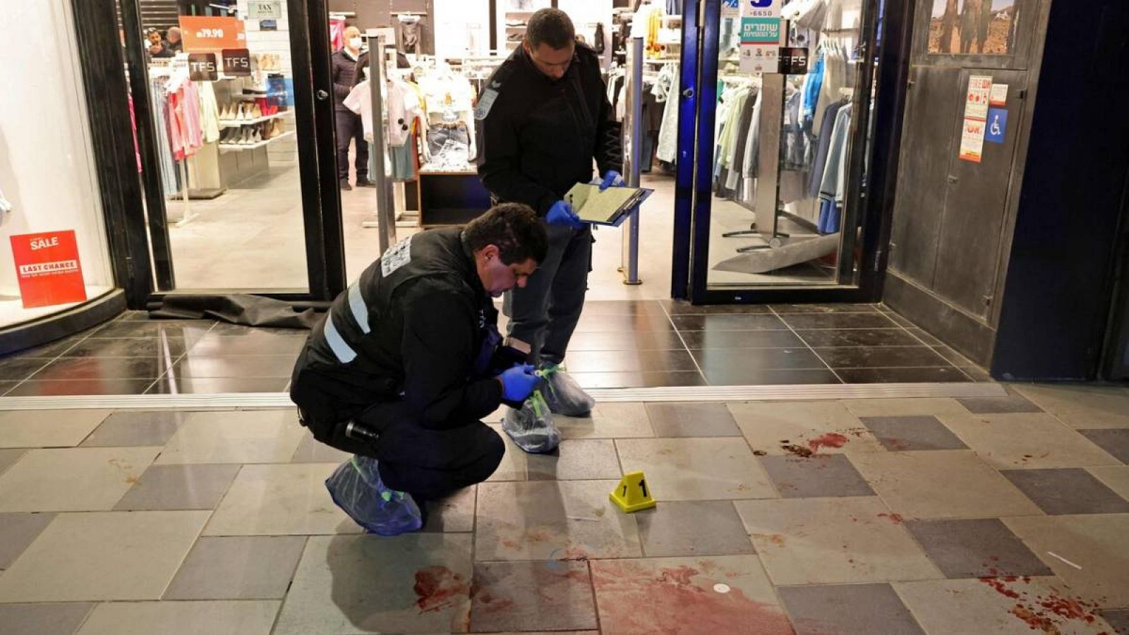 La policía israelí inspecciona la escena de un ataque con cuchillo fuera de un centro comercial en la ciudad sureña de Beersheba, el 22 de marzo de 2022.