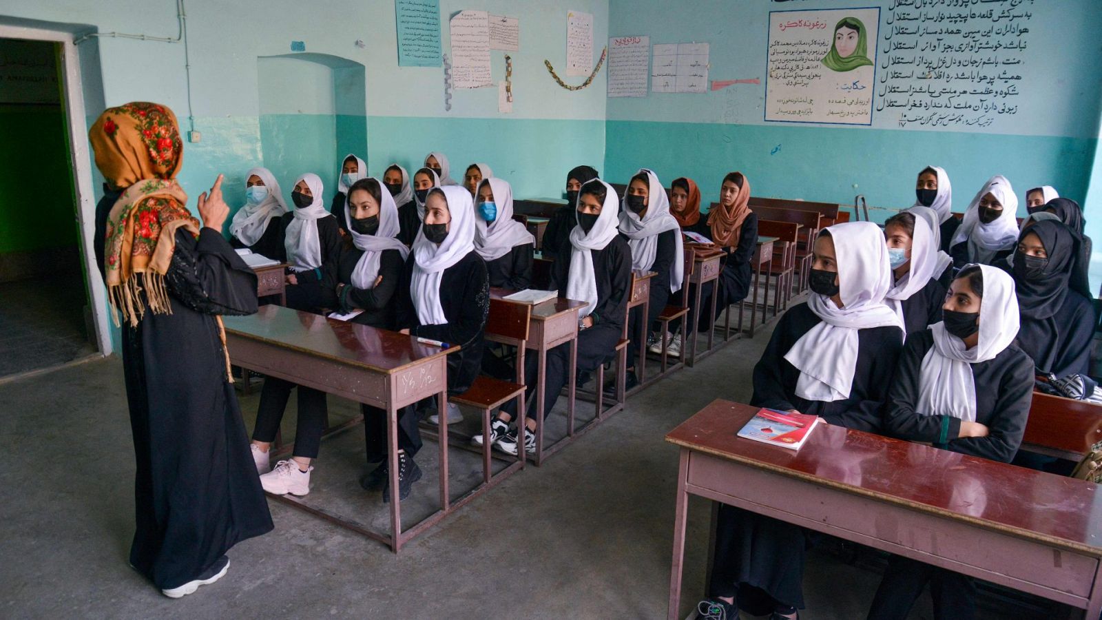 Las niñas asisten a una clase después de la reapertura de su escuela en Kabul