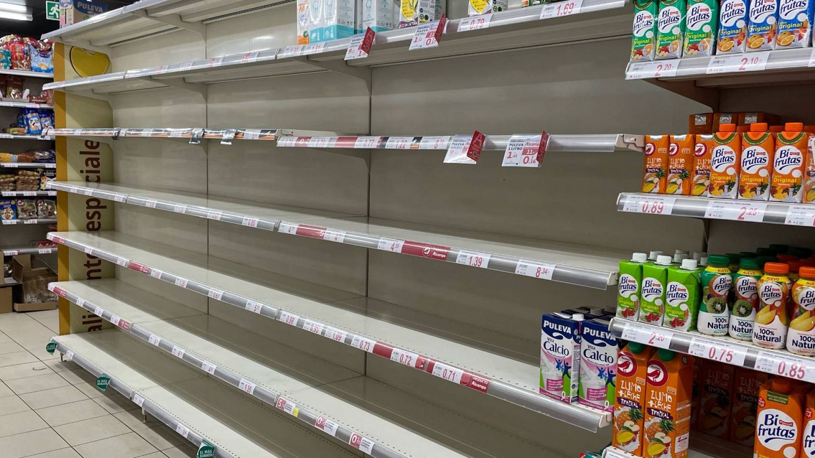 Desabastecimiento de leche en un supermercado de Zaragoza