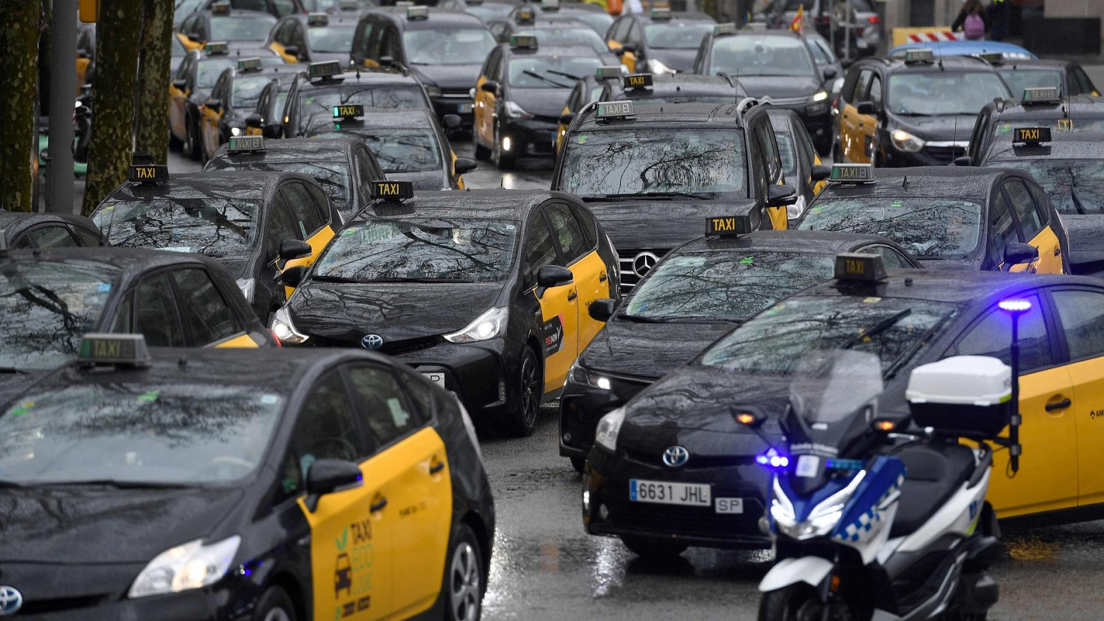 Los taxistas de Barcelona se han sumado este miércoles a las movilizaciones
