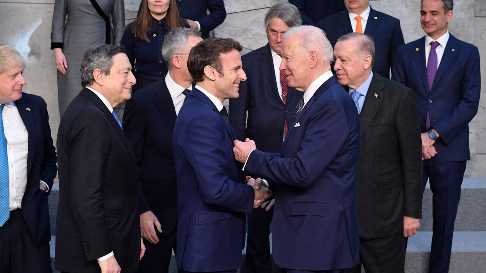 El presidente de EE.UU. Joe Biden saluda al francés, Emmanuel Macron en la cumbre de la OTAN en Bruselas. Foto: JOHN THYS / AFP