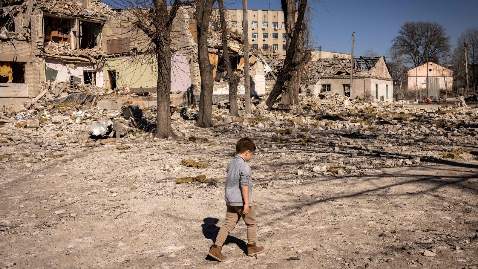 Un niño pasa delante de una escuela destrozada por los bombardeos en la ciudad de Yitomir, este miércoles.