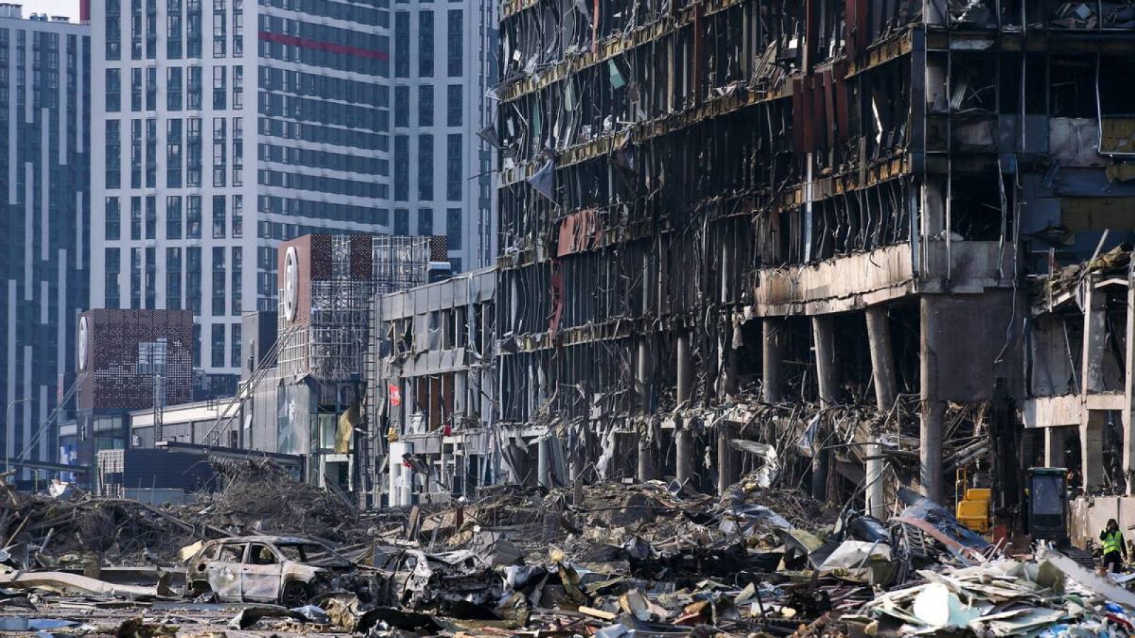 Vista general del centro comercial que fue alcanzado por los bombardeos el 21 de marzo por un ataque ruso en Kiev, Ucrania.