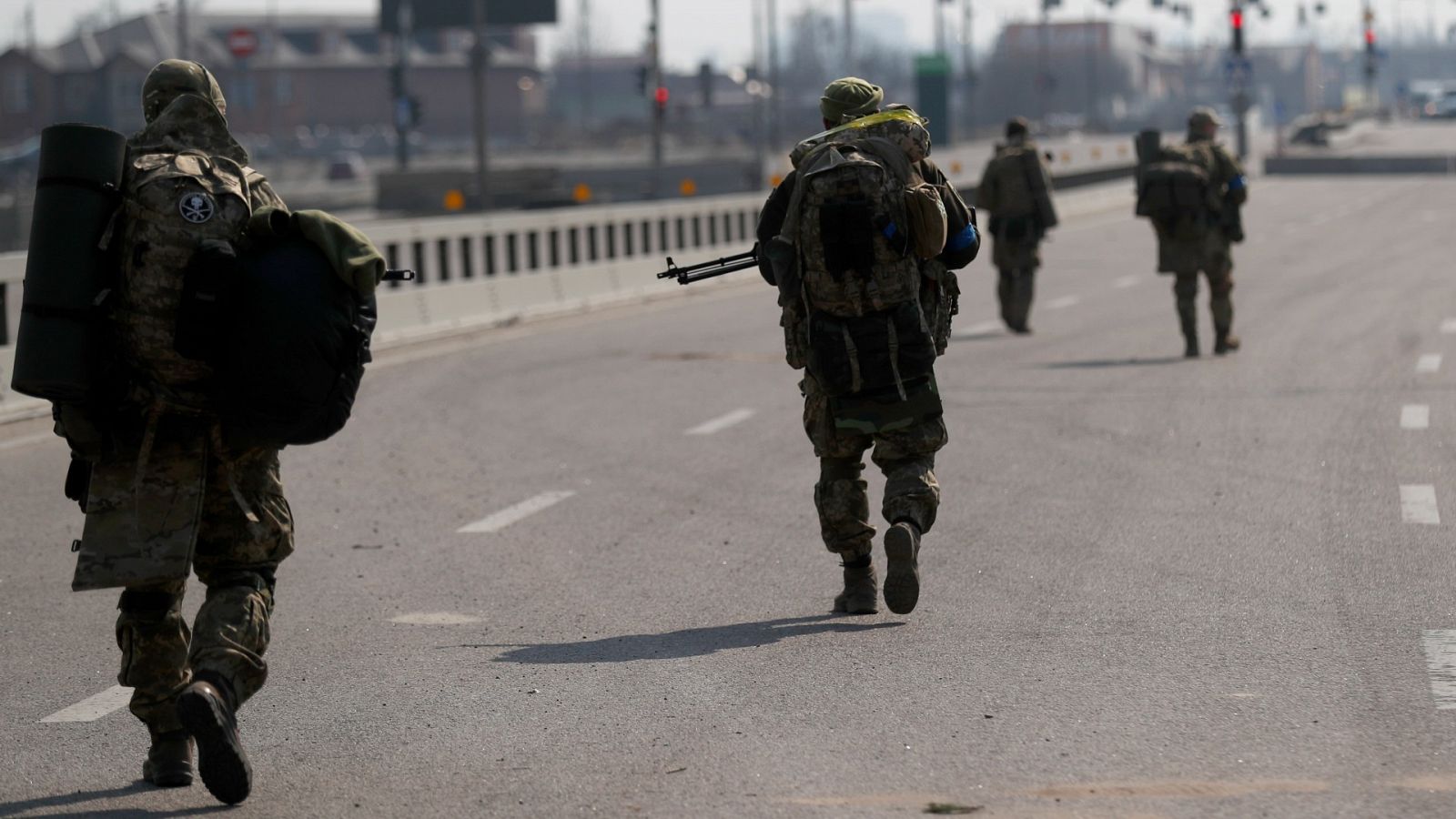 Soldados ucranianos patrullan en las afueras de Kiev, Ucrania