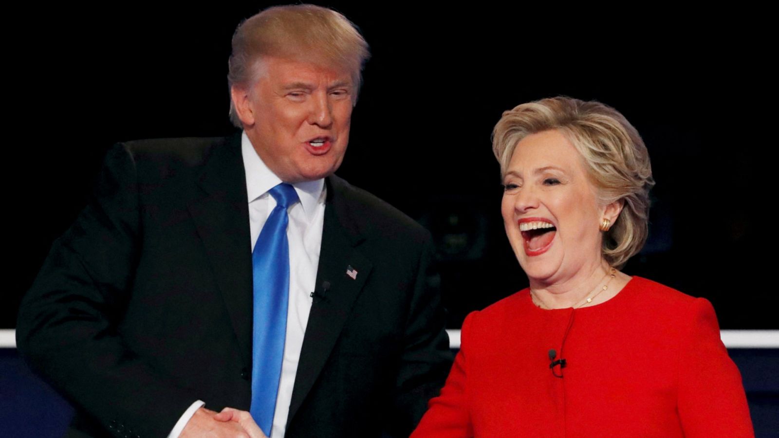 Imagen de archivo del 26 de septiembre de 2016 de Donald Trump junto a Hillary Clinton tras finalizar un debate presidencial.