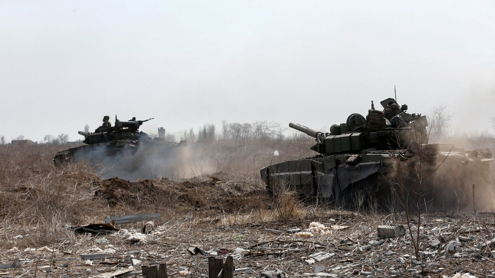 Tanques del servicio de las tropas prorrusas vistos en las afueras de Mariúpol durante la guerra en Ucrania
