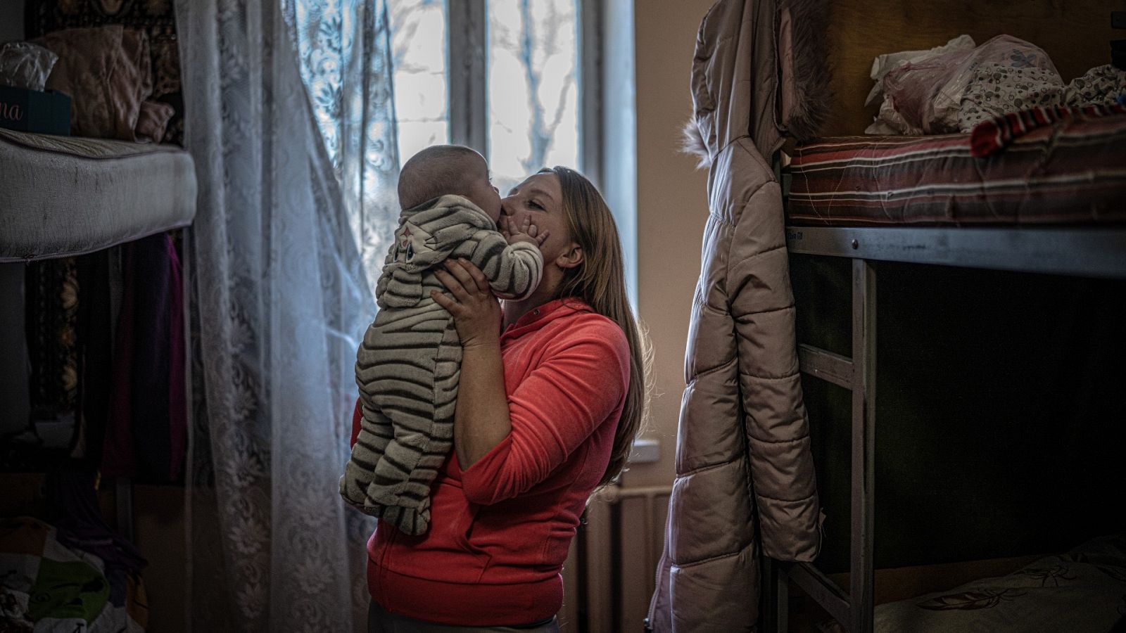 Irina besa a su hijo de cuatro meses