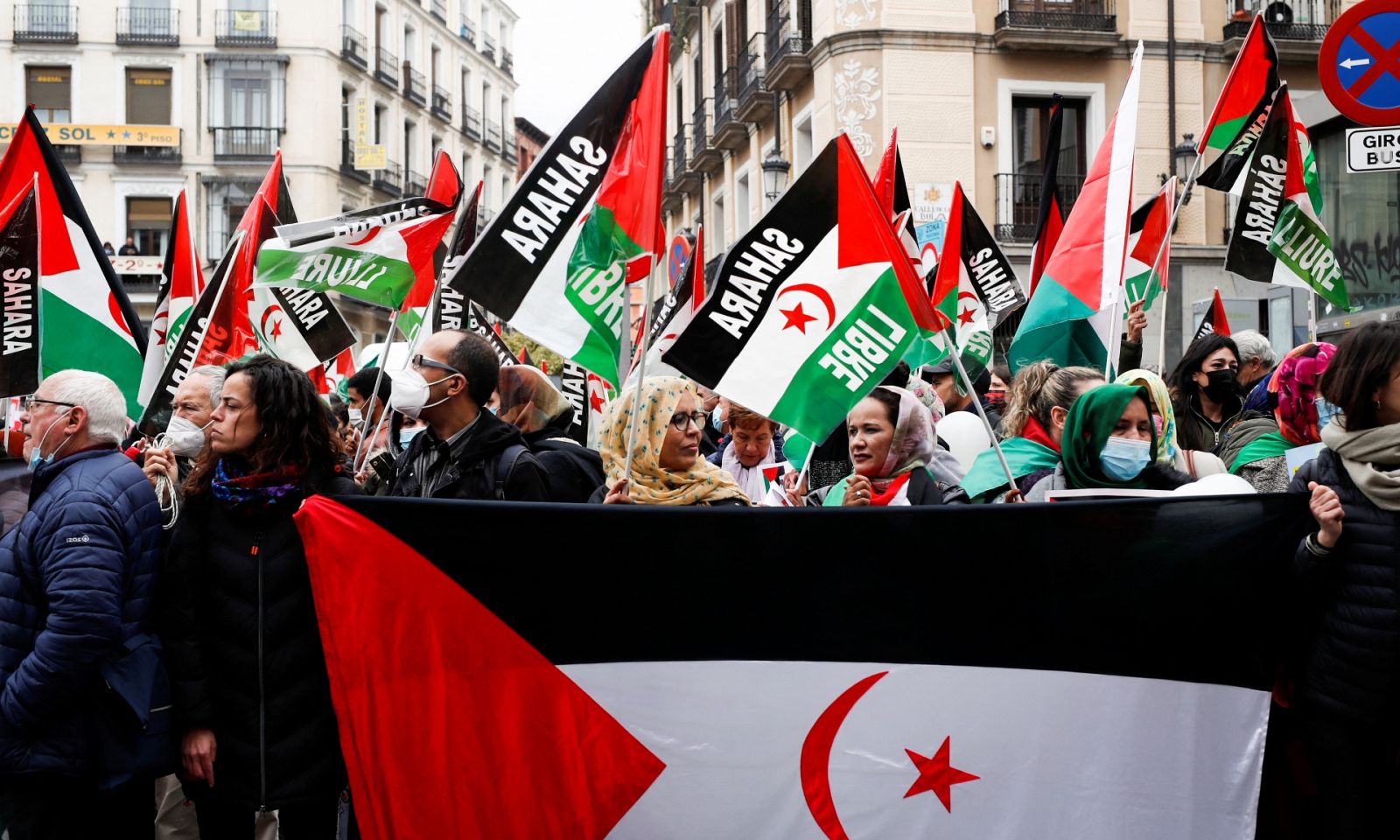 Manifestantes sostienen banderas saharauis en Madrid.