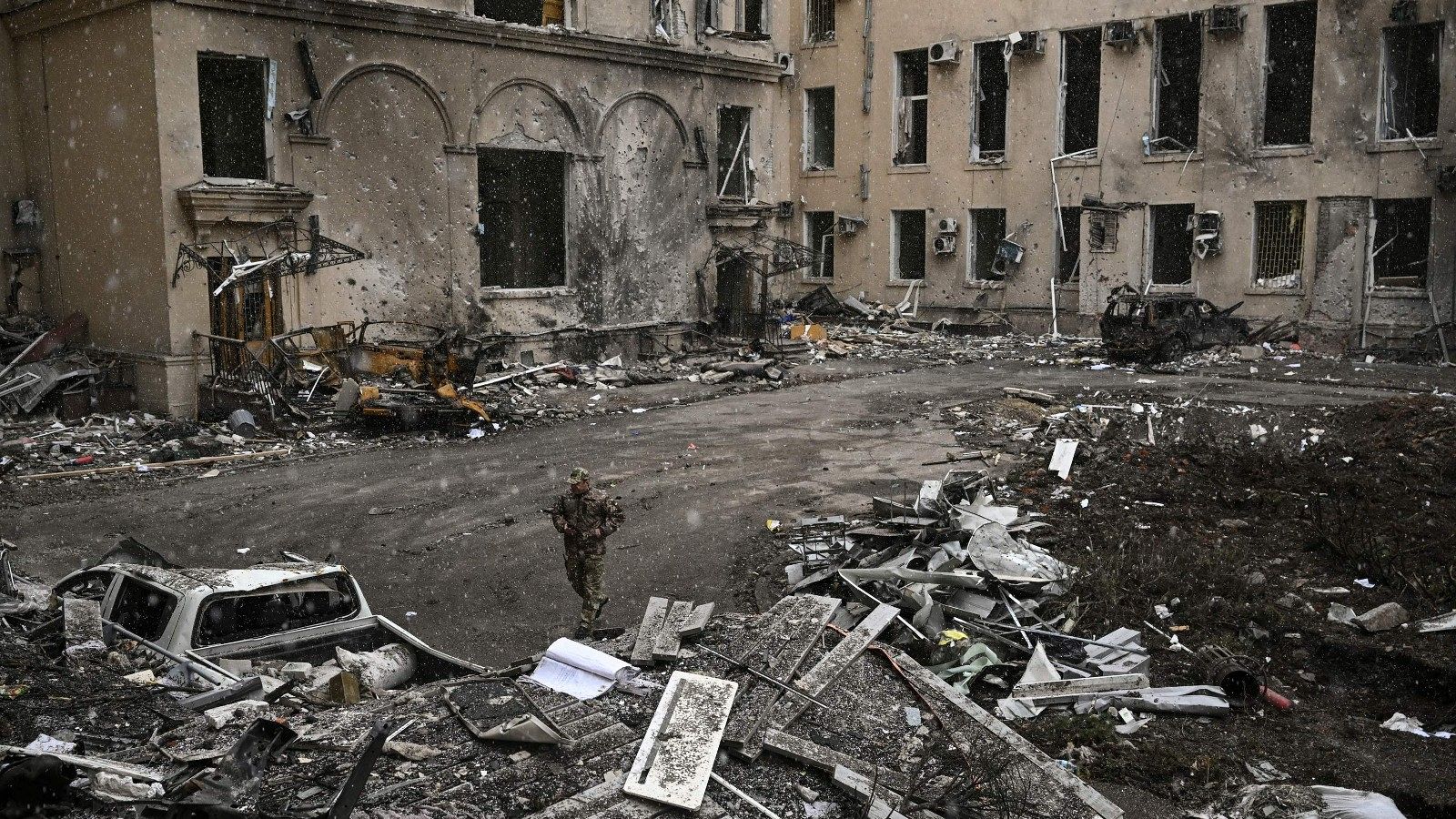Un militar ucraniano camina entre los escombros de la destruida sede regional de Járkov, el 27 de marzo de 2022