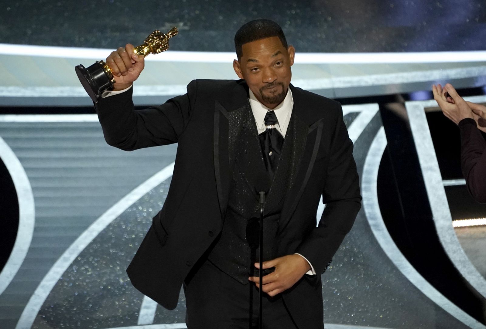 Will Smith recoge el Oscar 2022 a Mejor Actor y pide disculpas (a medias) por su bofetón a Chris Rock