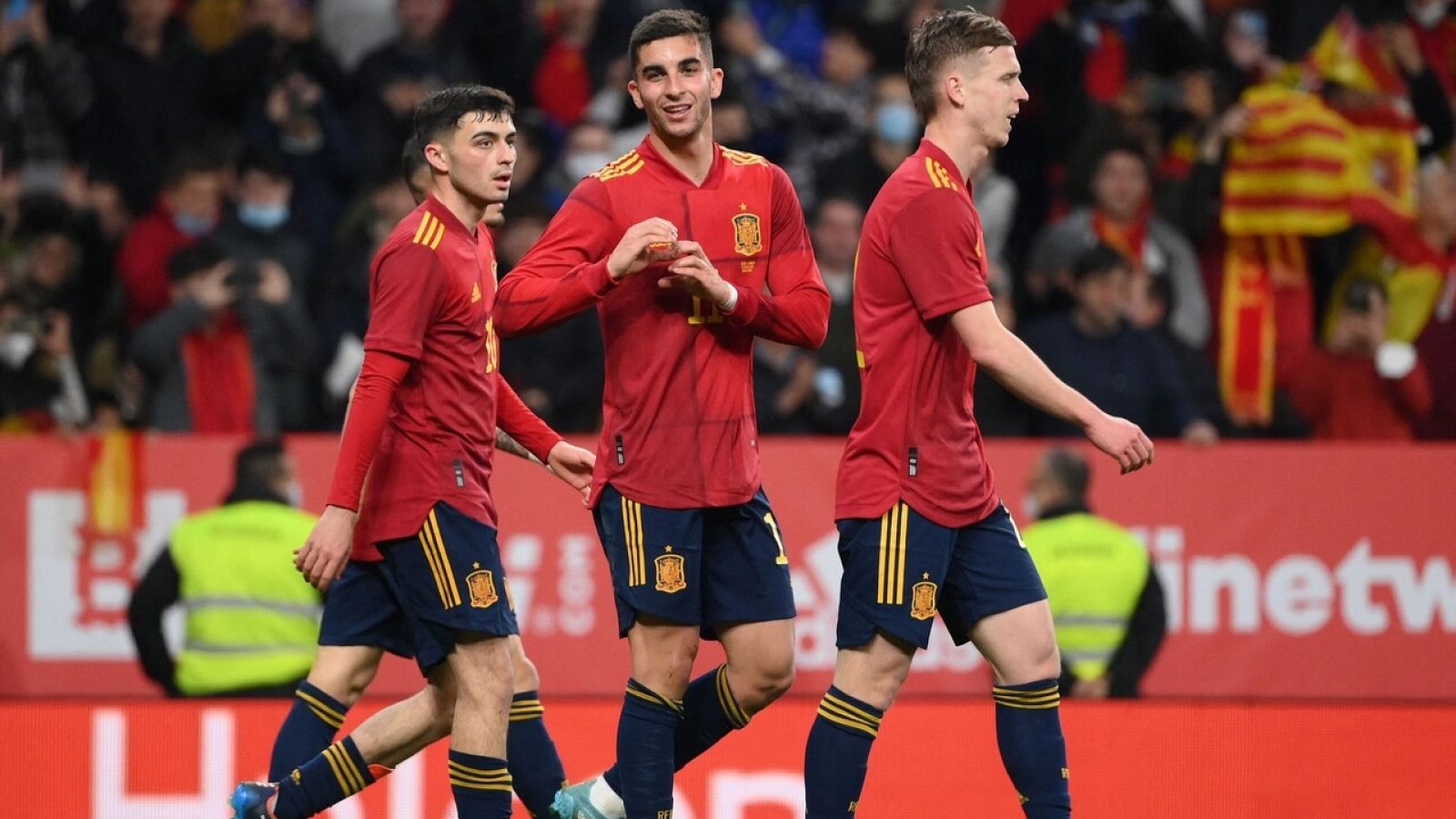 España venció a Albania 2-1