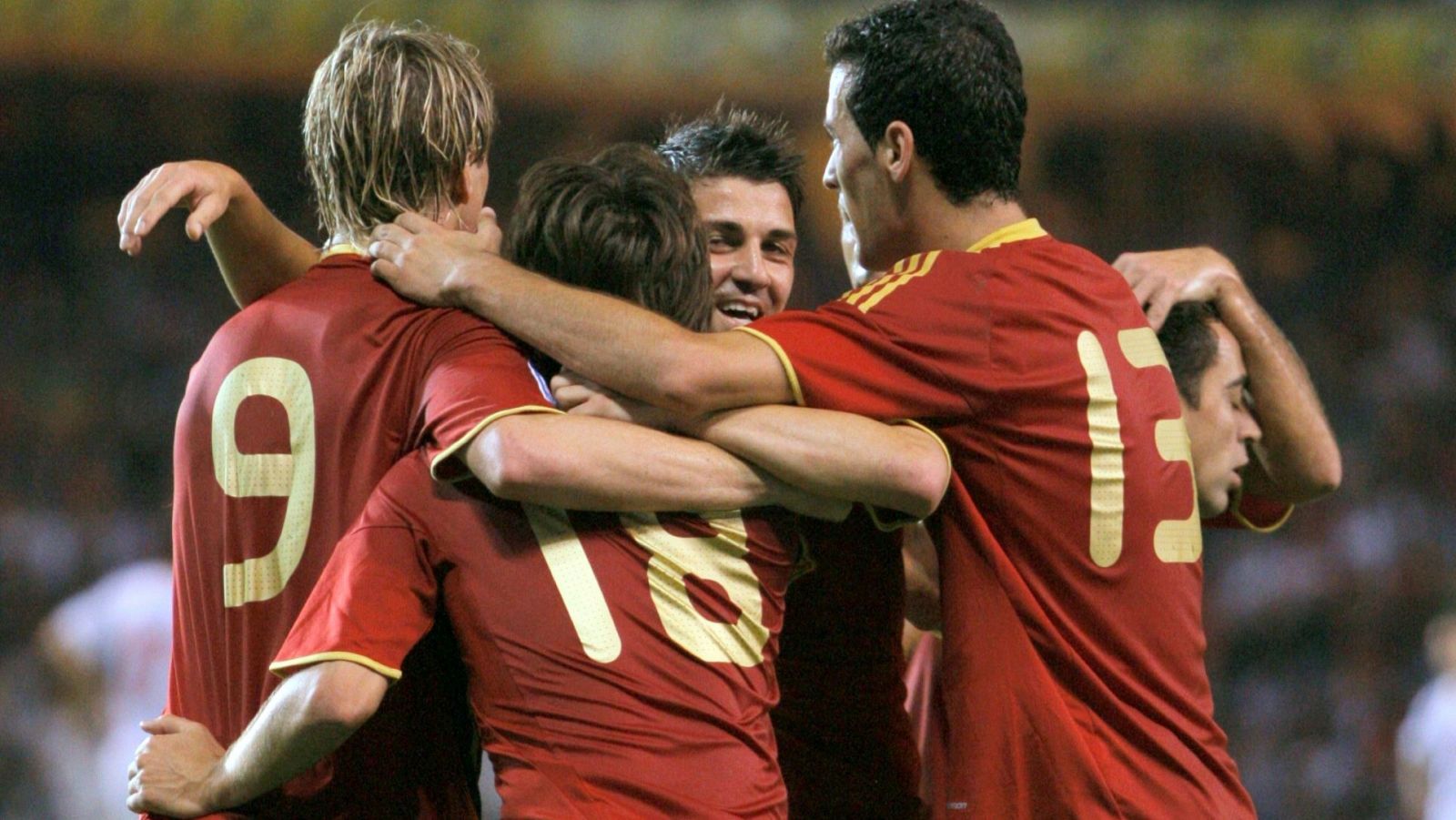Los jugadores de la selección española celebran uno de los cinco goles a Bélgica en 2009.