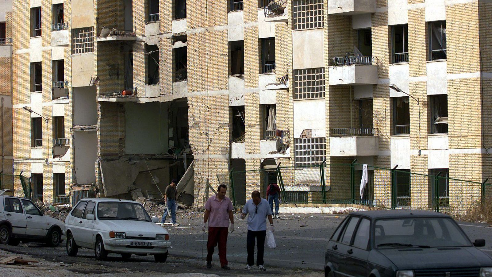 La Casa Cuartel de Santa Pola tras el atentado con la fachada de ladrillos destruida por el coche bomba