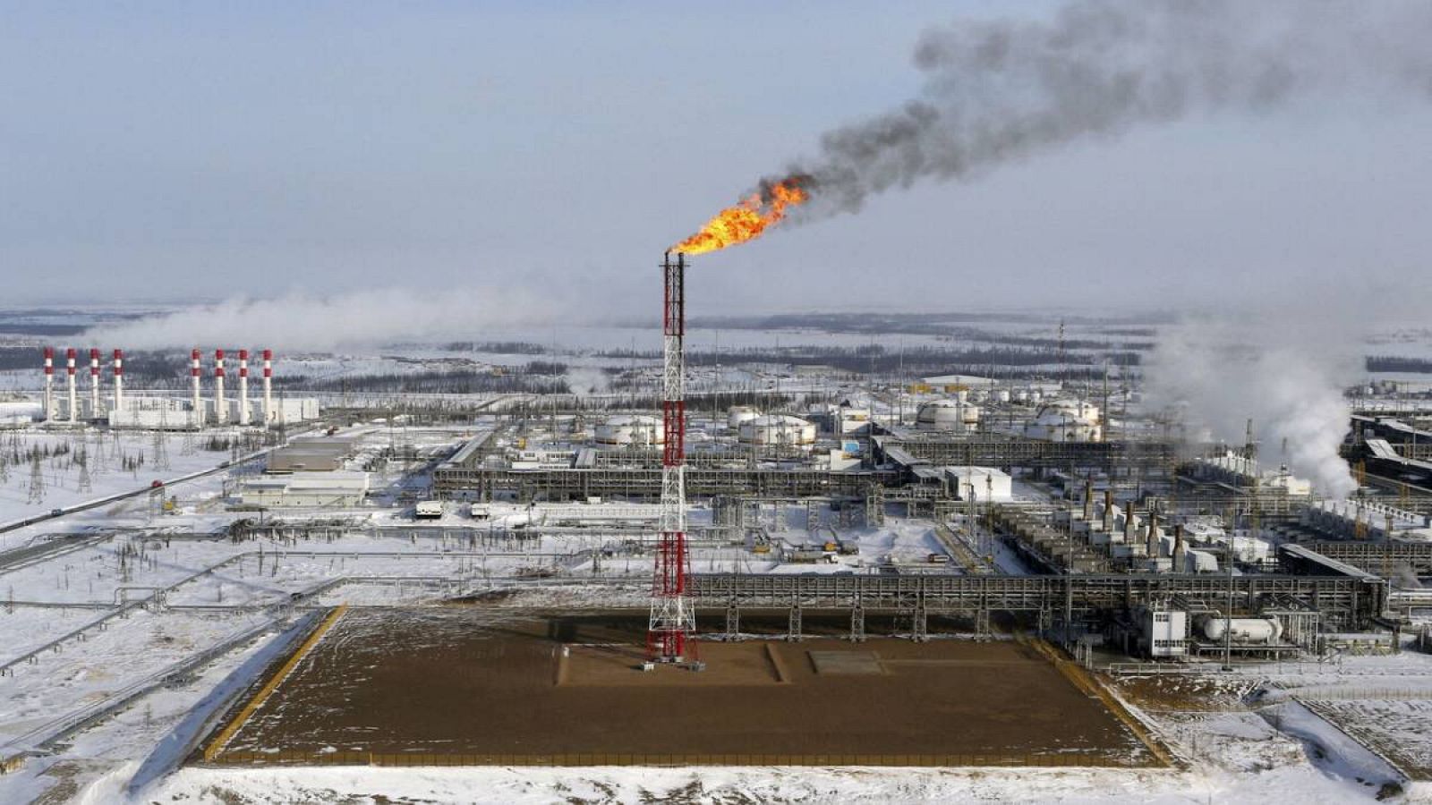 Una llama arde desde una torre en el campo petrolero Vankorskoye propiedad de Rosneft, al norte de la ciudad siberiana rusa de Krasnoyarsk, el 25 de marzo de 2015.