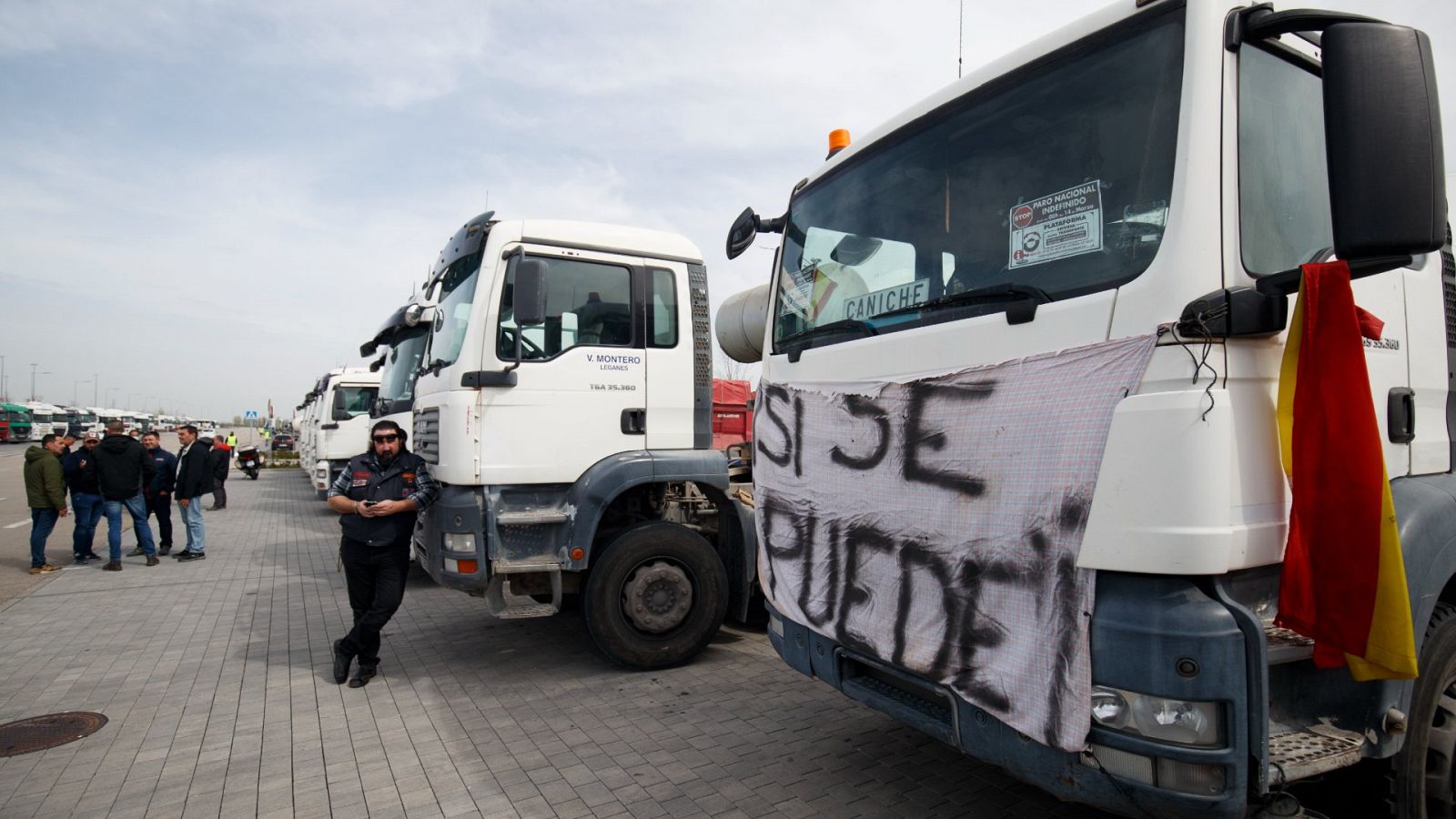 Camioneros para la Defensa del Sector del Transporte de Mercancías por Carretera mantienen sus vehículos parados en el Wanda Metropolitano en Madrid