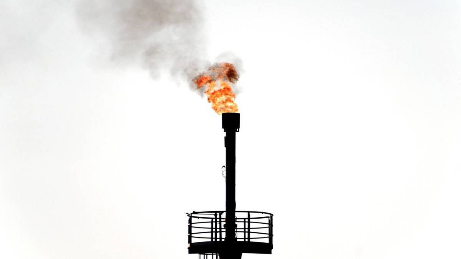 Gases de escape combustibles se queman con una antorcha de gas en un campo petrolero cerca de la frontera entre Alemania y Durch en Emlichheim, Alemania.