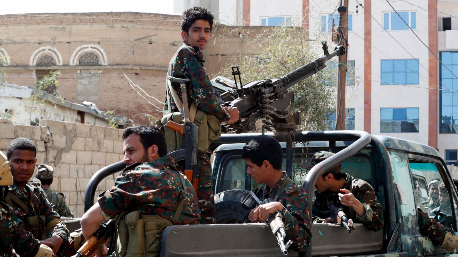 Una imagen de milicianos hutíes participando en un desfile militar en Saná, Yemen.
