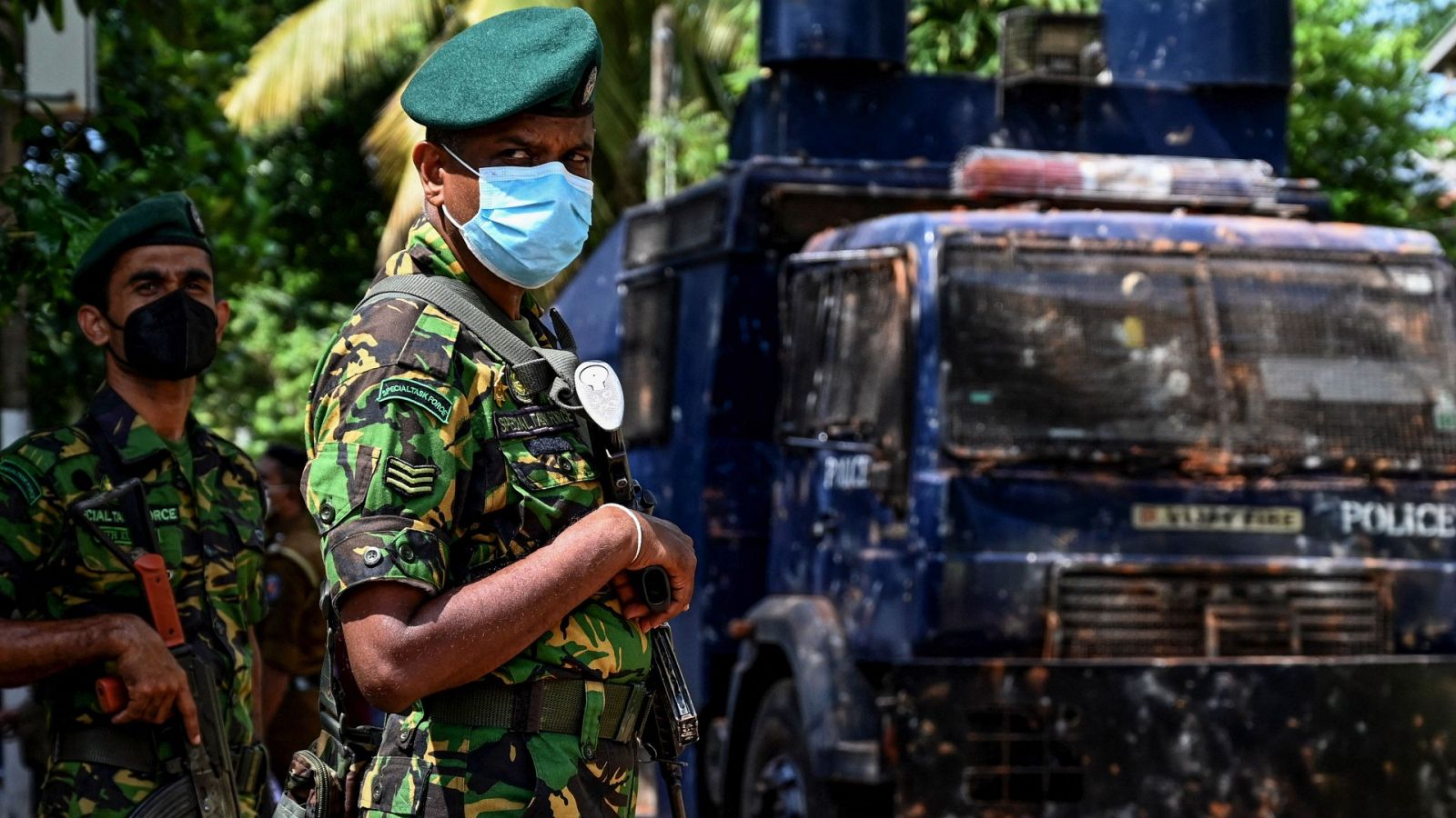 Soldados aseguran la zona cercana a la residencia del presidente de Sri Lanka en Colombo