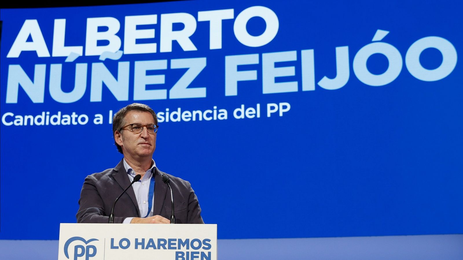 El presidente de Galicia y candidato a la presidencia del PP, Alberto Núñez Feijóo, interviene durante el XX Congreso Nacional del partido en Sevilla.