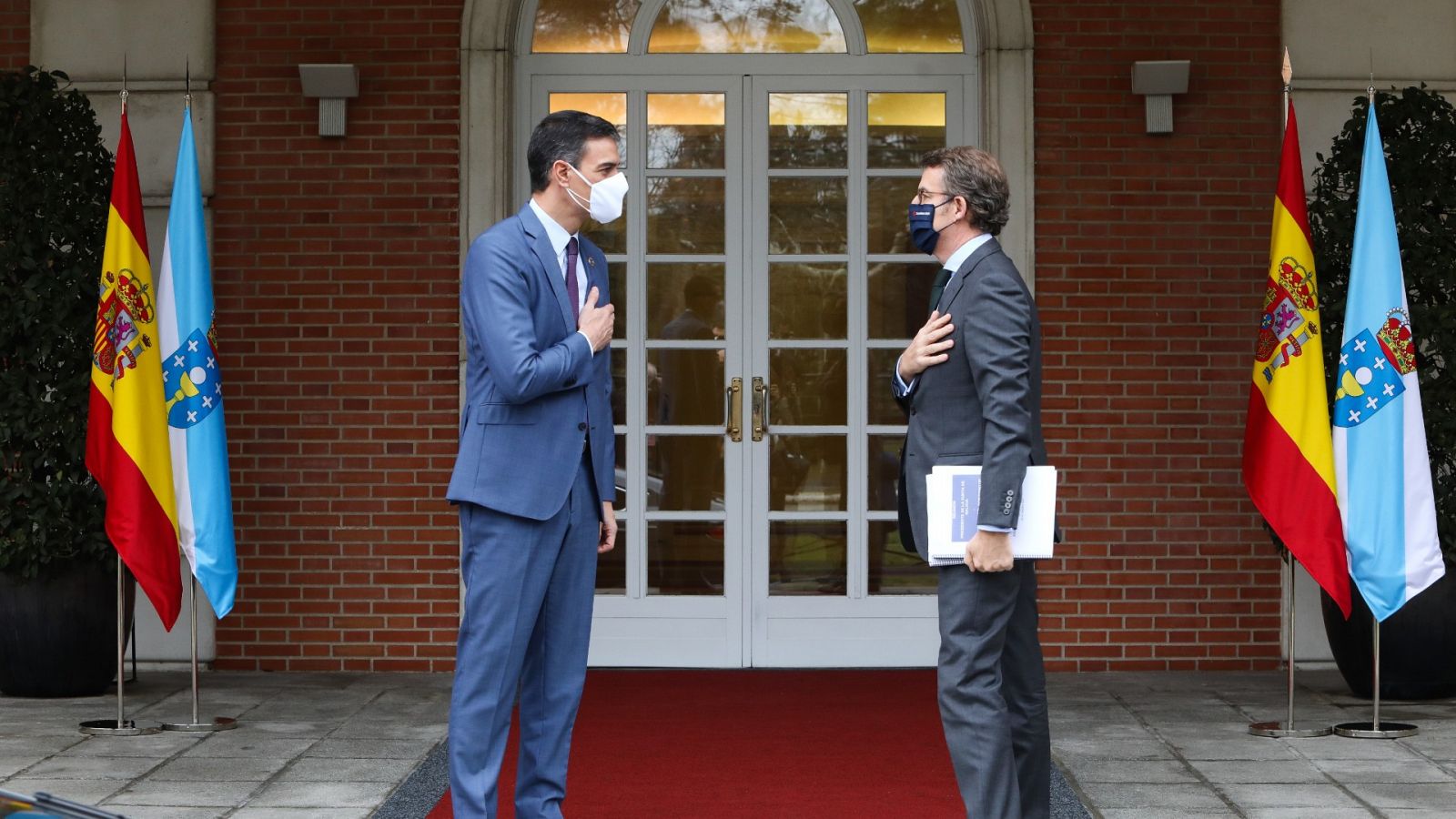 Imagen de archivo de una reunión en Moncloa entre Pedro Sánchez y Alberto Núñez Feijóo, en su etapa como presidente de la Xunta.